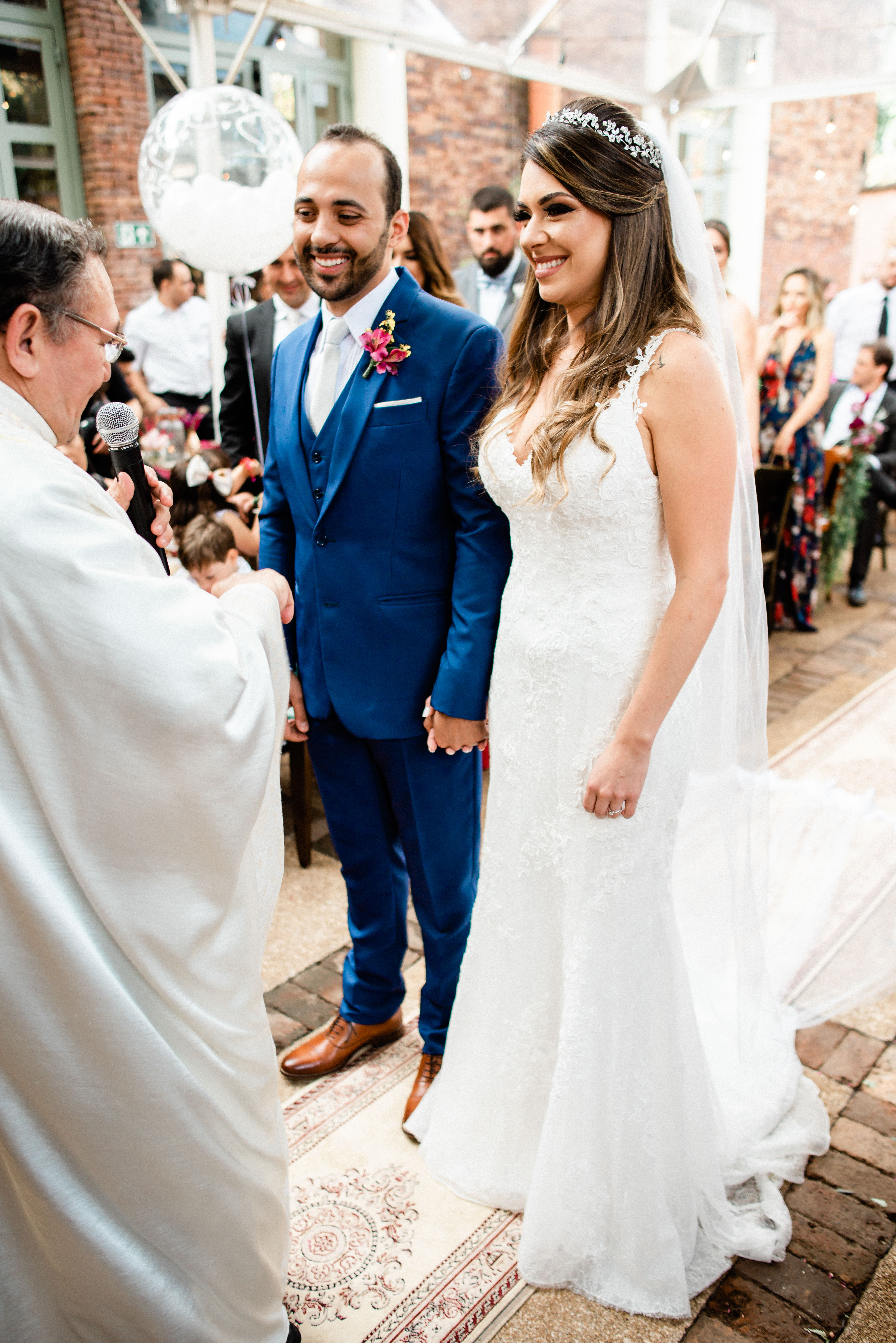 Casamento Charles Homsi  Fotógrafo de casamento em MG BH Belo Horizonte Anella Ristorante noiva de véu e grinalda olhar da noiva no carro foto da noiva no carro noiva com olhar incrível buquê lindo ideia de buquê ideia de foto de casamento noiva linda 