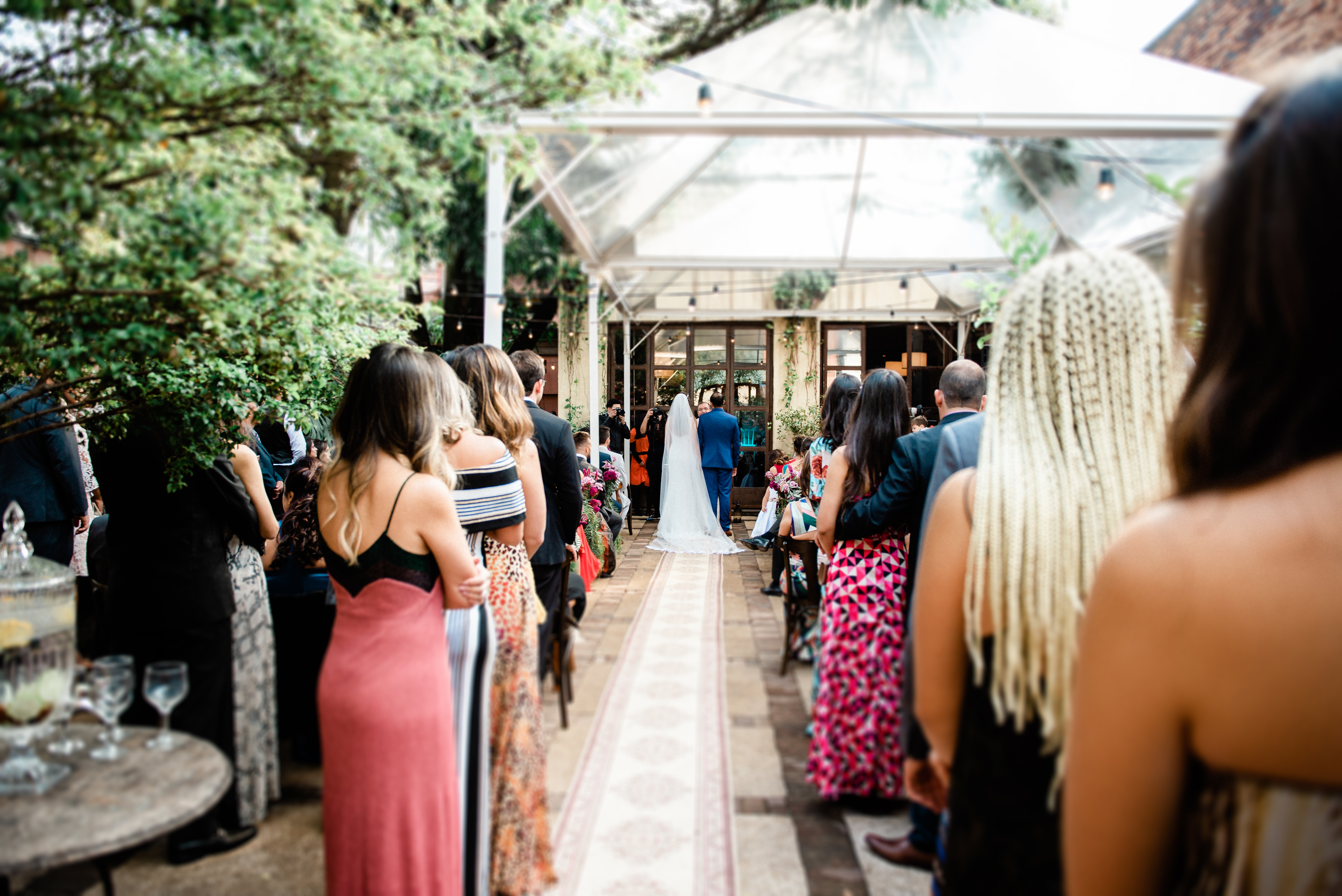 Casamento Charles Homsi  Fotógrafo de casamento em MG BH Belo Horizonte Anella Ristorante noiva de véu e grinalda olhar da noiva no carro foto da noiva no carro noiva com olhar incrível buquê lindo ideia de buquê ideia de foto de casamento noiva linda 