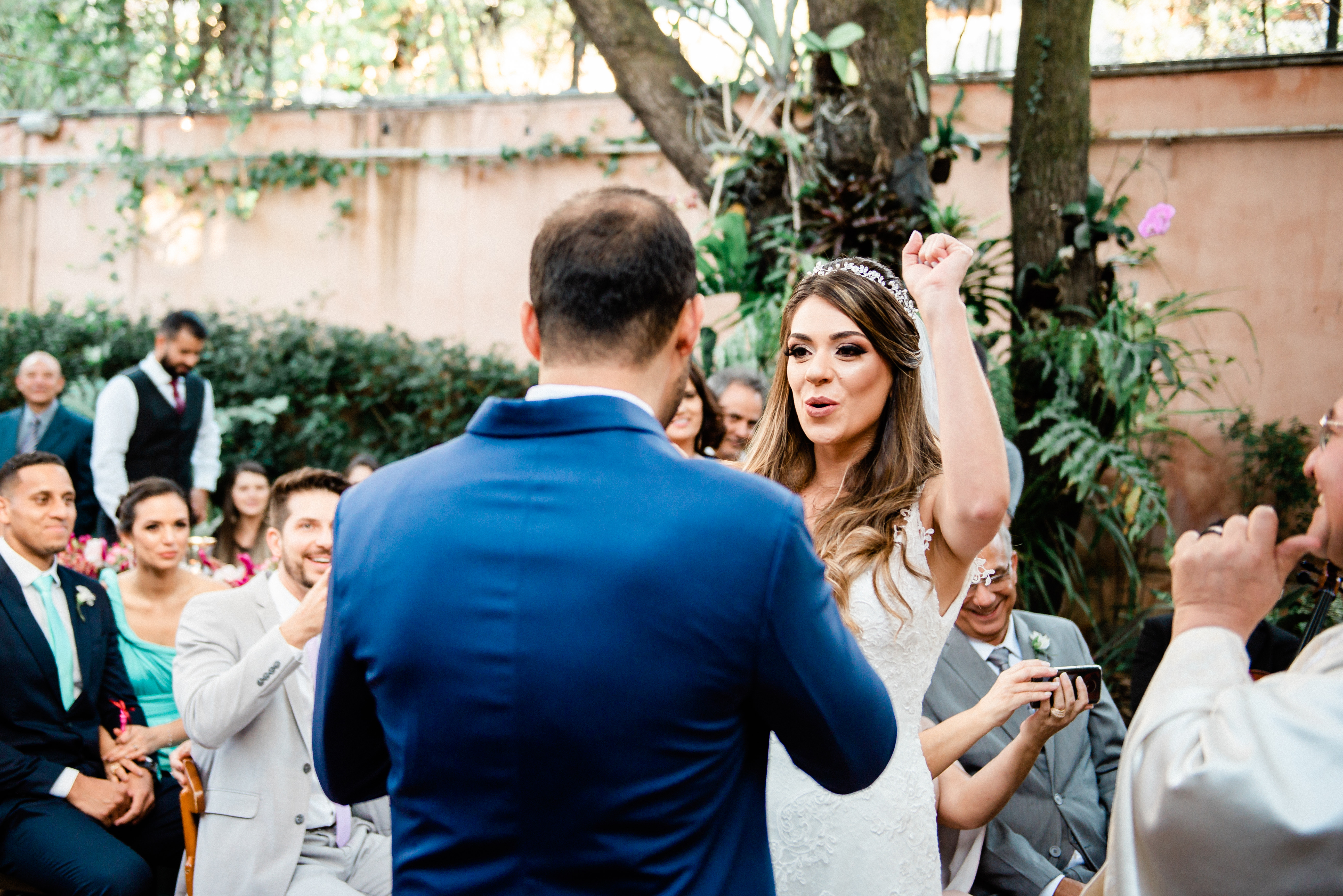 Casamento Charles Homsi  Fotógrafo de casamento em MG BH Belo Horizonte Anella Ristorante noiva de véu e grinalda olhar da noiva no carro foto da noiva no carro noiva com olhar incrível buquê lindo ideia de buquê ideia de foto de casamento noiva linda 