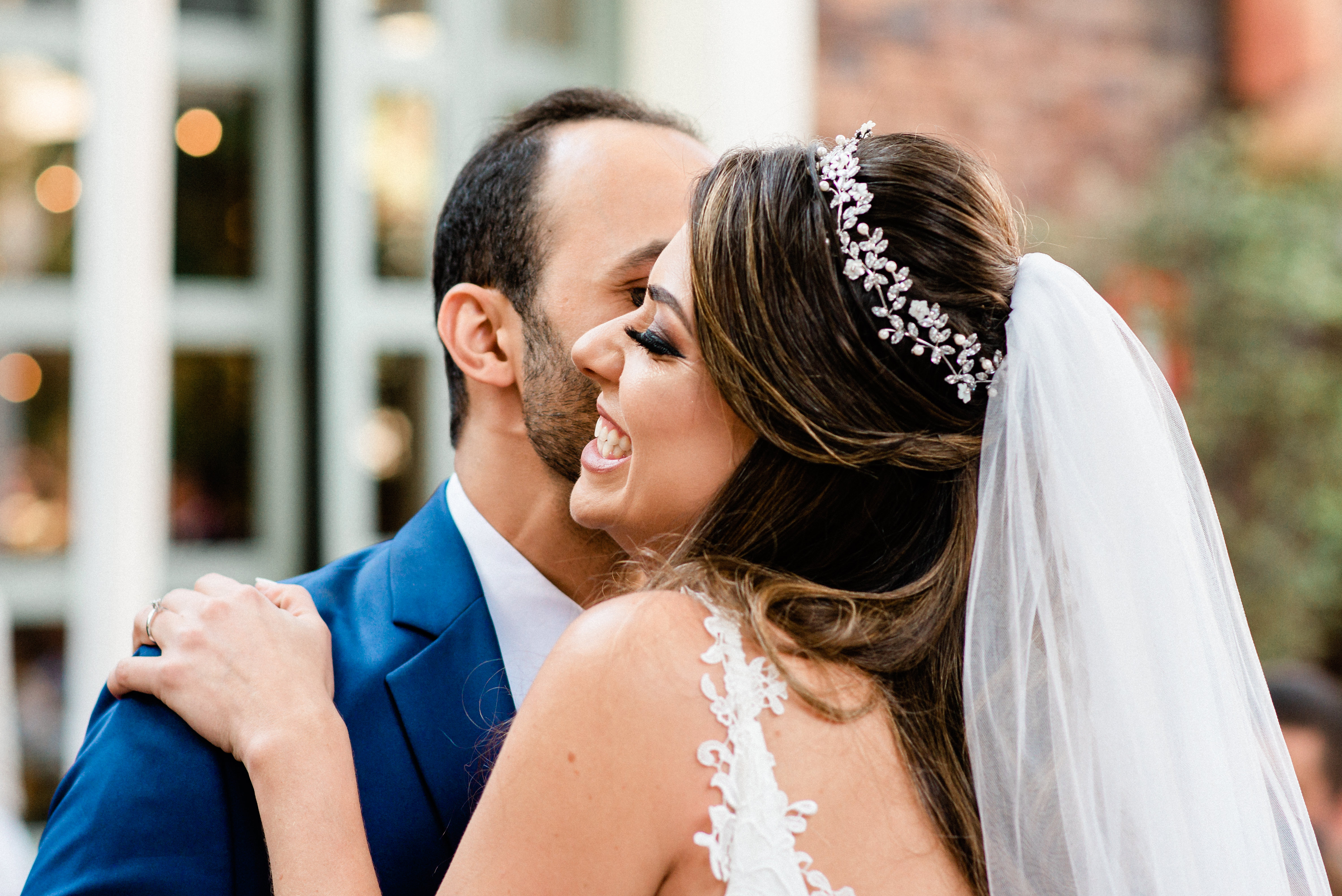 Casamento Charles Homsi  Fotógrafo de casamento em MG BH Belo Horizonte Anella Ristorante noiva de véu e grinalda olhar da noiva no carro foto da noiva no carro noiva com olhar incrível buquê lindo ideia de buquê ideia de foto de casamento noiva linda 