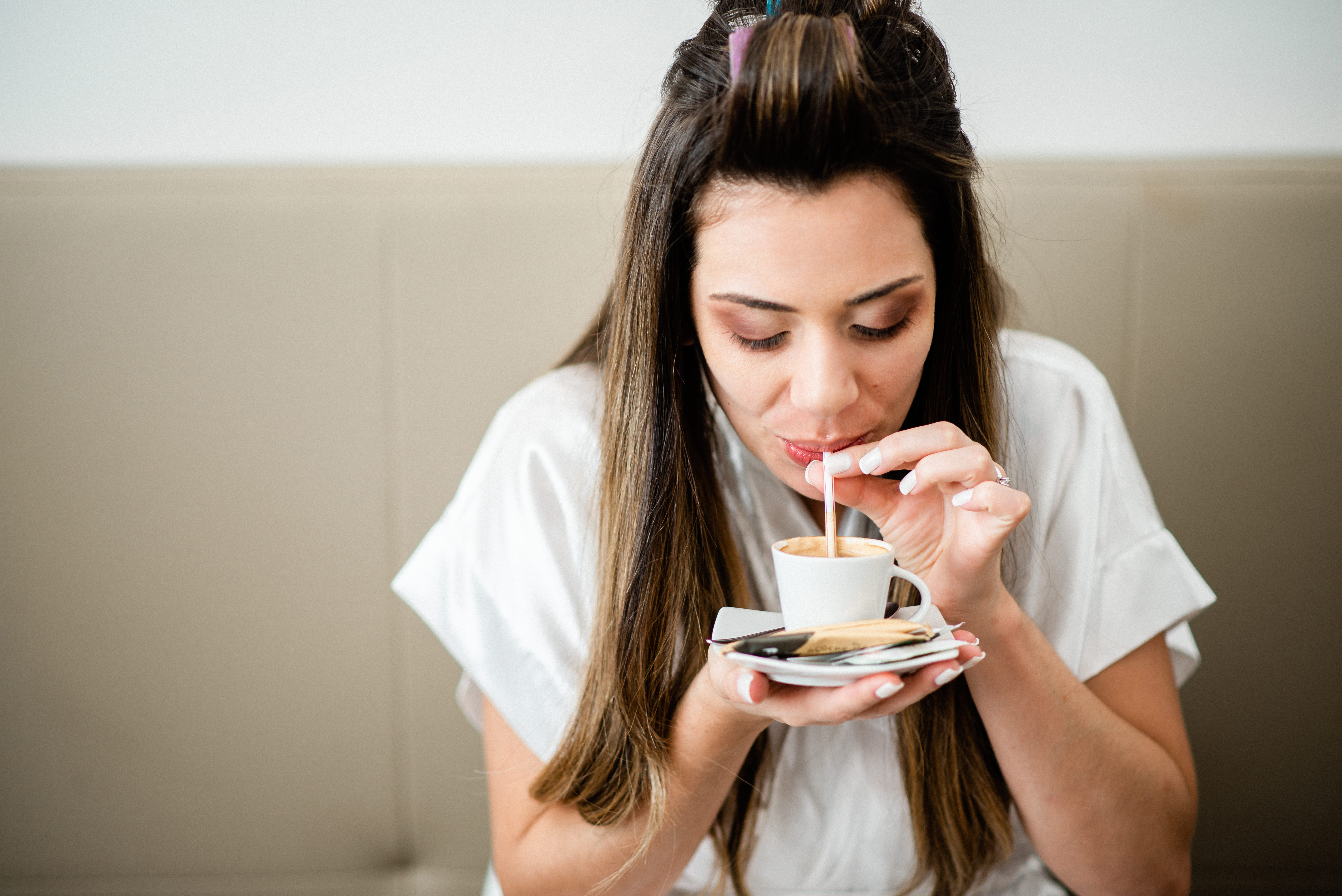 Casamento wedding noivado Ludmila Lopes Fernandes Charles Homsi  Fotógrafo de casamento em MG BH Belo Horizonte dia da noiva hotel pampulha design making of da noiva amigas maquiagem da noiva foto preto e branco noiva tomando café de canudinho canudo