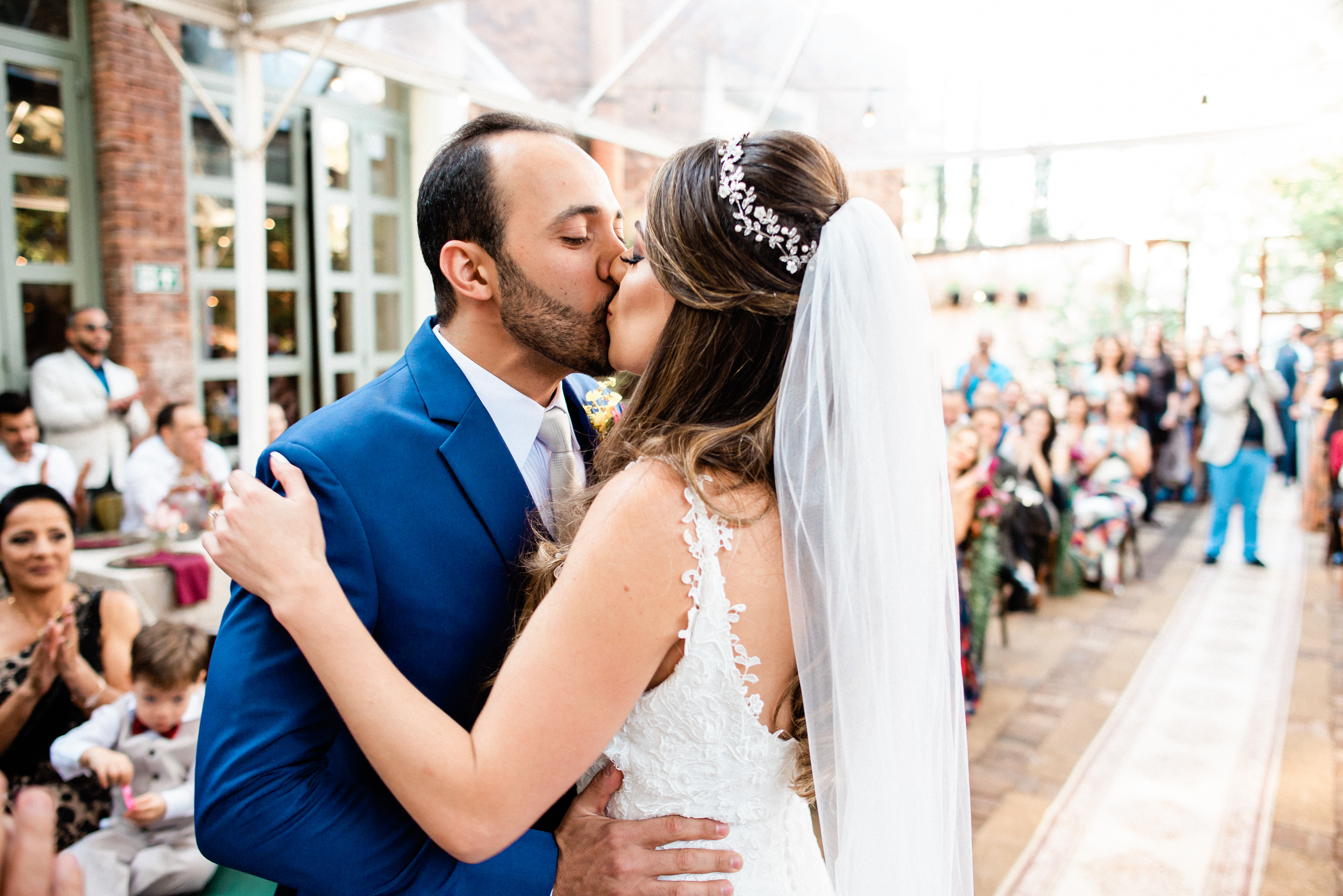 Horizonte Anella Ristorante noiva de véu e grinalda olhar noiva com olhar incrível buquê lindo ideia de buquê ideia de foto de noivo colocando a aliança na noiva troca de alianças