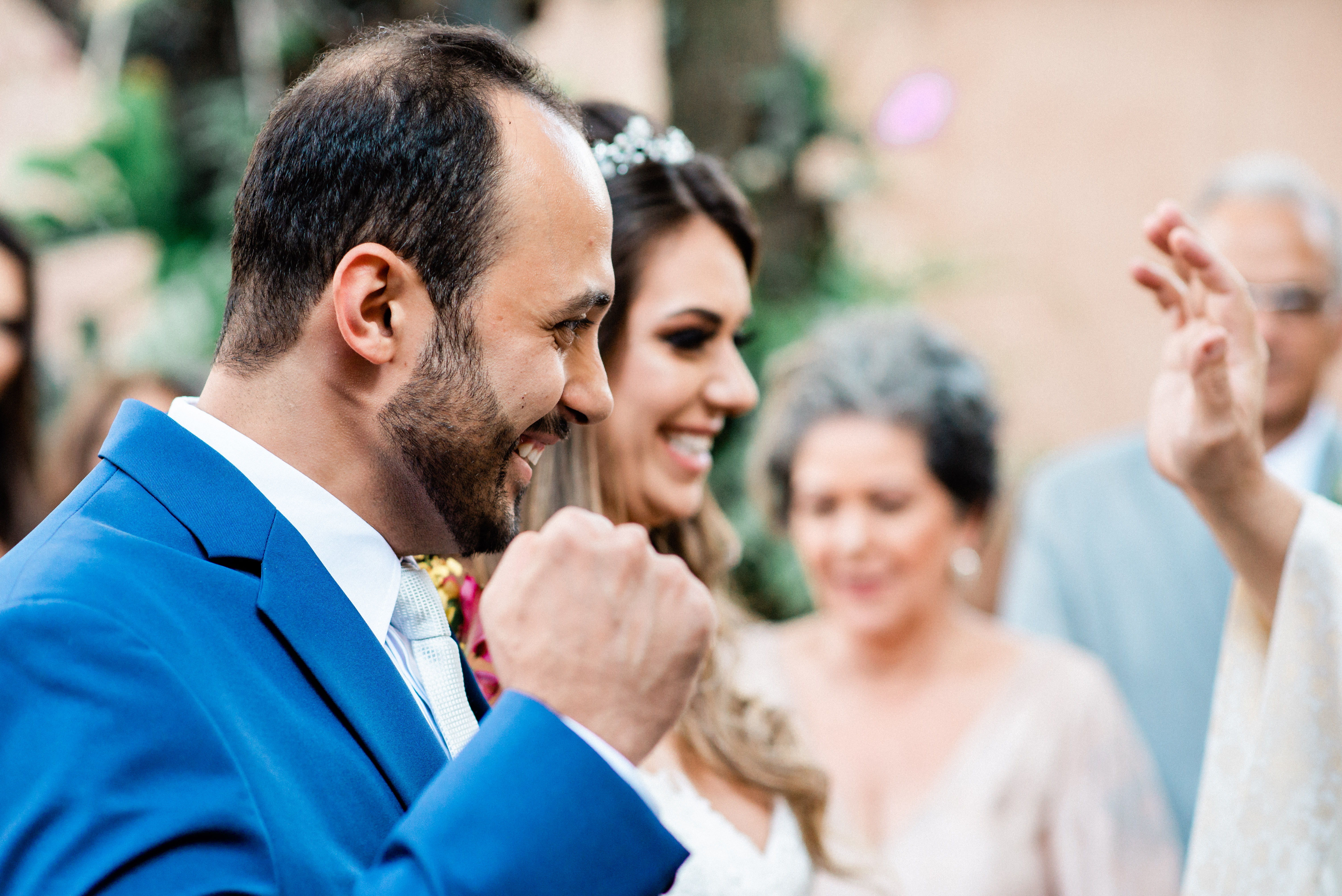 Horizonte Anella Ristorante noiva de véu e grinalda olhar noiva com olhar incrível buquê lindo ideia de buquê ideia de foto de noivo colocando a aliança na noiva troca de alianças