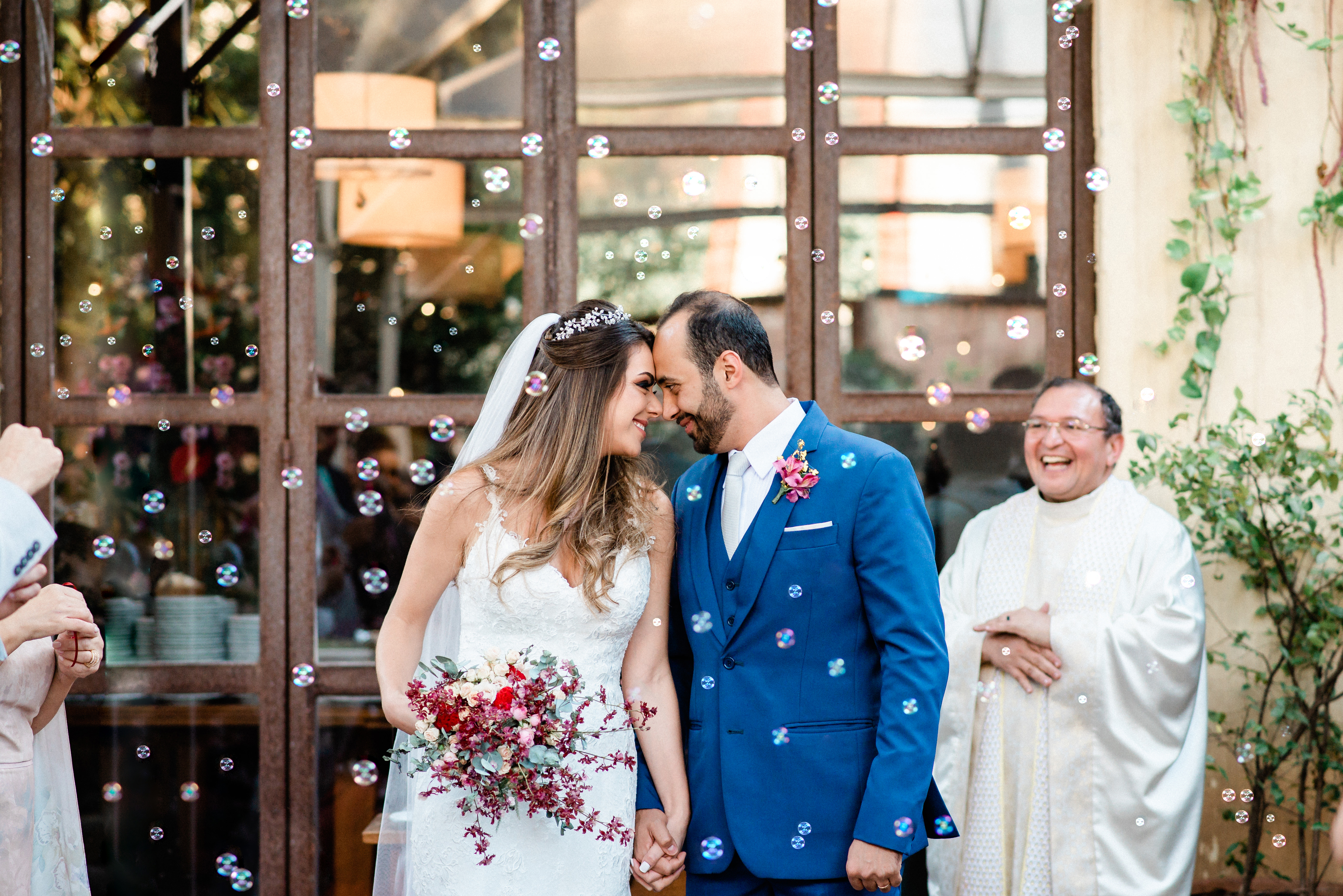 Horizonte Anella Ristorante noiva de véu e grinalda olhar noiva com olhar incrível buquê lindo ideia de buquê ideia de foto de noivo colocando a aliança na noiva troca de alianças saída dos noivos com bolha de sabão arroz sparkel velinhas pétalas de rosas