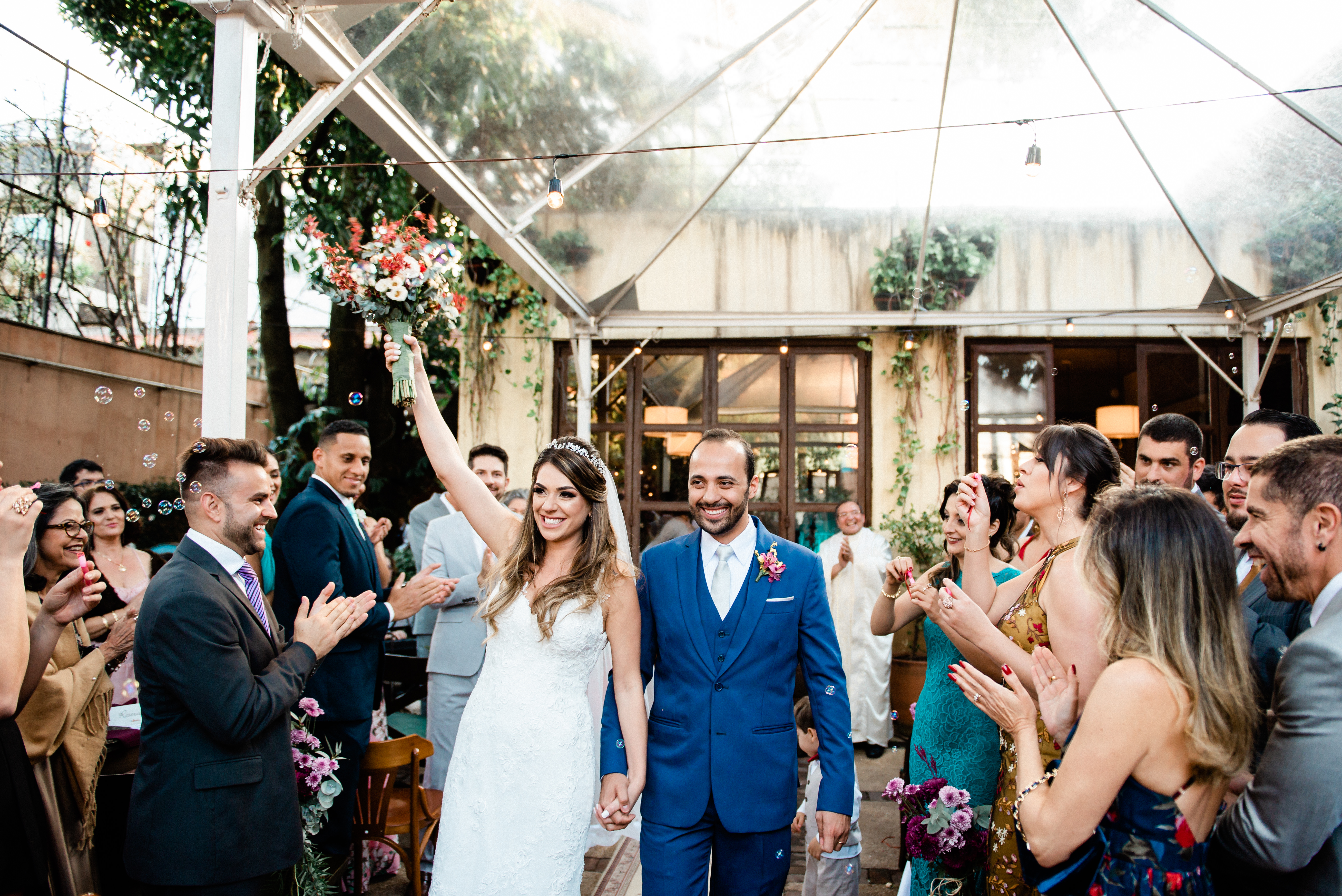 Horizonte Anella Ristorante noiva de véu e grinalda olhar noiva com olhar incrível buquê lindo ideia de buquê ideia de foto de noivo colocando a aliança na noiva troca de alianças saída dos noivos com bolha de sabão arroz sparkel velinhas pétalas de rosas