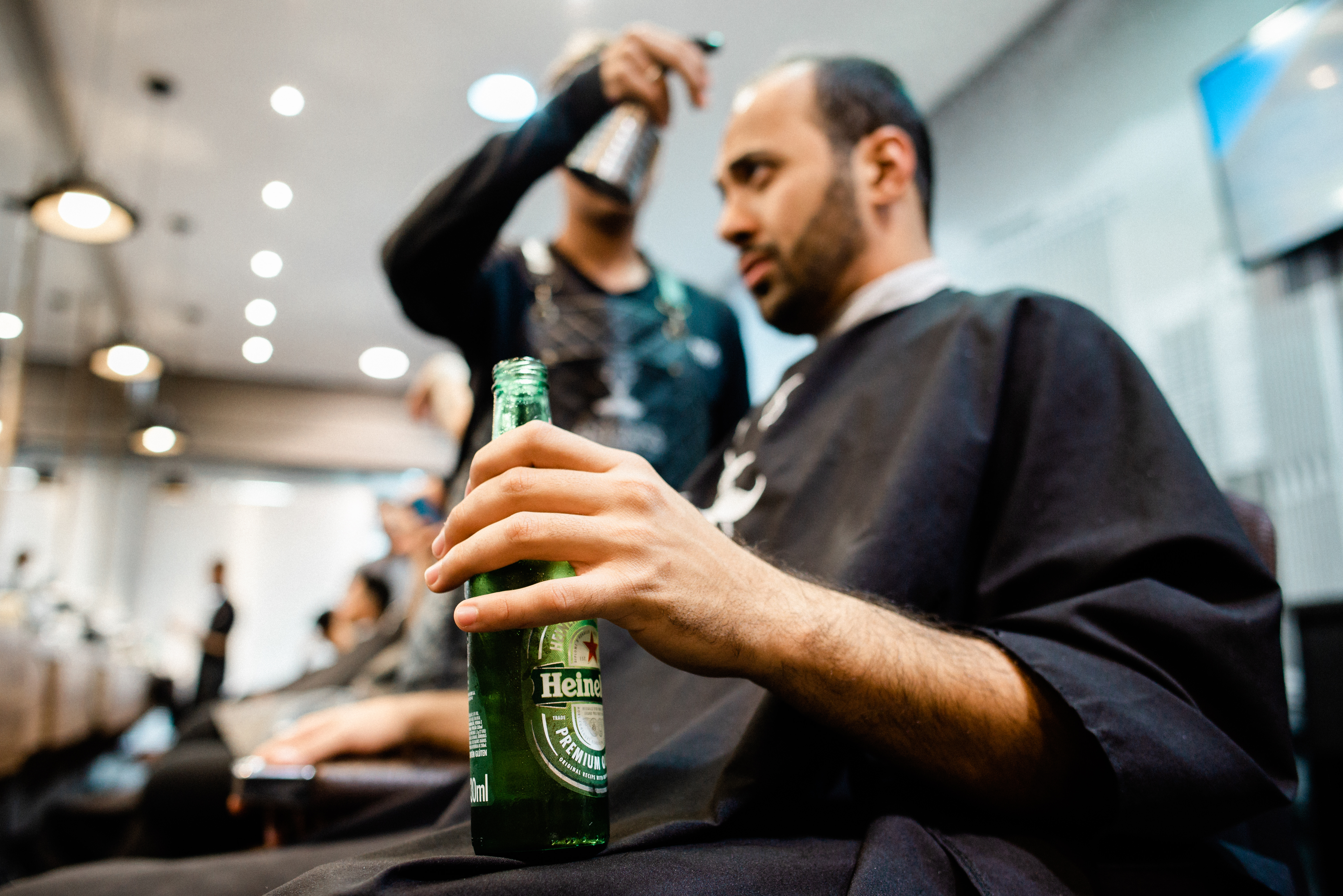 Casamento wedding noivado Ludmila Lopes Fernandes Charles Homsi  Fotógrafo de casamento em MG Belo Horizonte dia do noivo heineken barbeiro making of do noivo amigos bebendo sinuca diversão casamento aliança noivo traje do noivo making of divertido