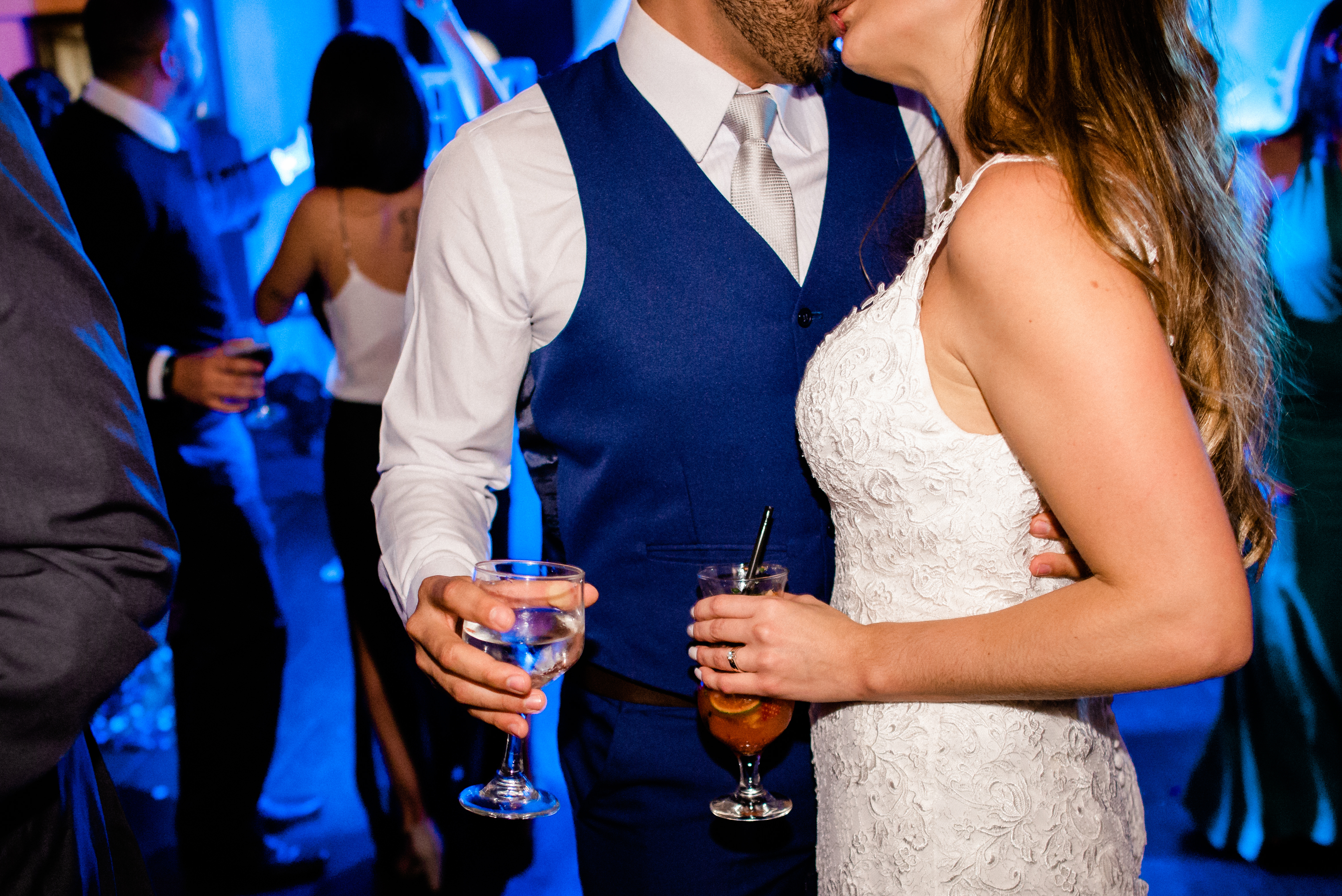 Belo Horizonte Anella Ristorante noiva de véu e grinalda Paula e Breno BBB 18 casamento namoro namorados casamento em BH Fotógrafo de casmamento alianças noiva noivo vestido de noiva noiva jogando buquê do bolo de casamento narguile casamento árabe 