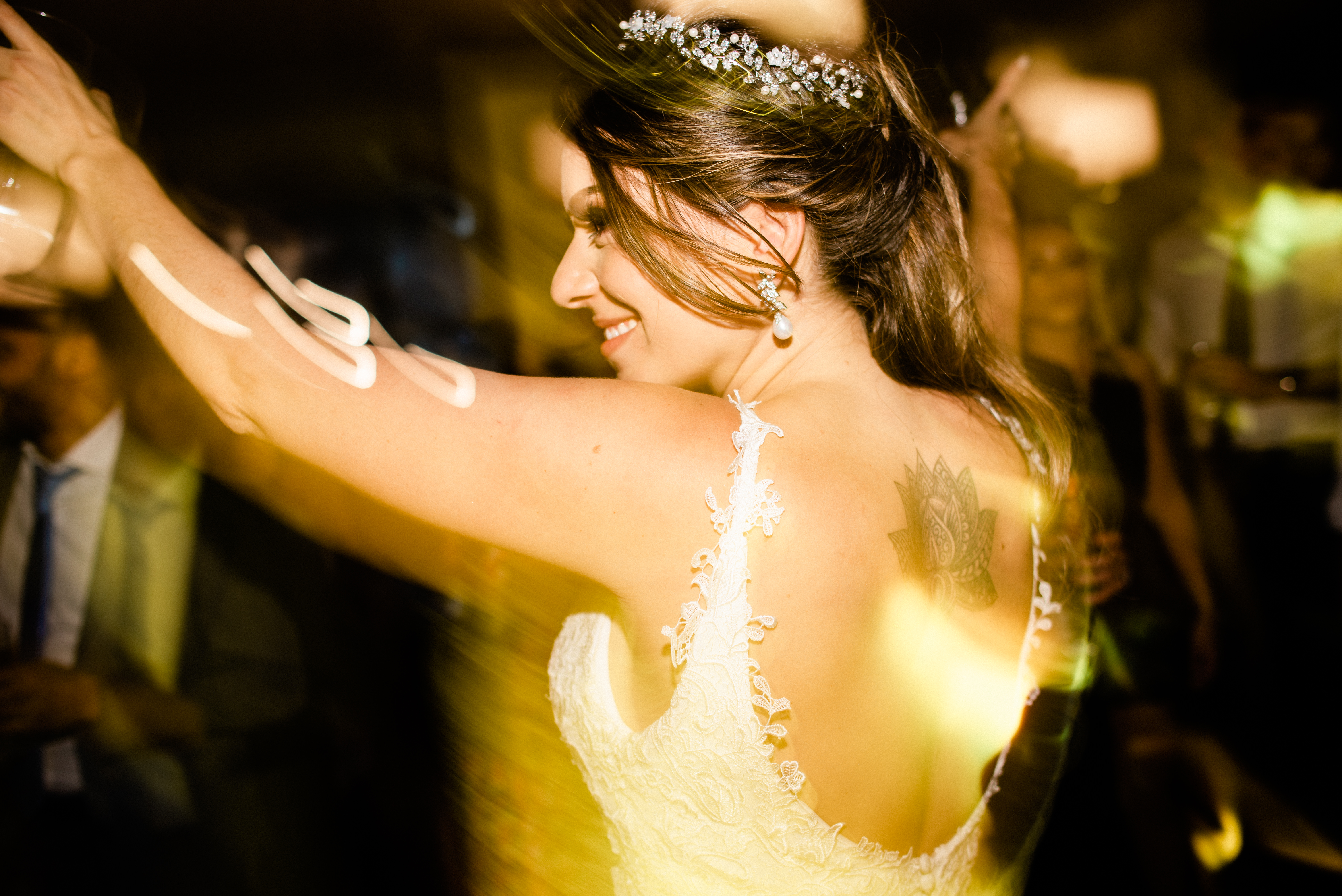 Horizonte Anella Ristorante noiva de véu e grinalda Paula e Breno BBB 18 casamento namoro namorados casamento em BH Fotógrafo de casmamento alianças noiva noivo vestido de noiva mesa do bolo corte simbólico do bolo de casamento narguile casamento árabe 