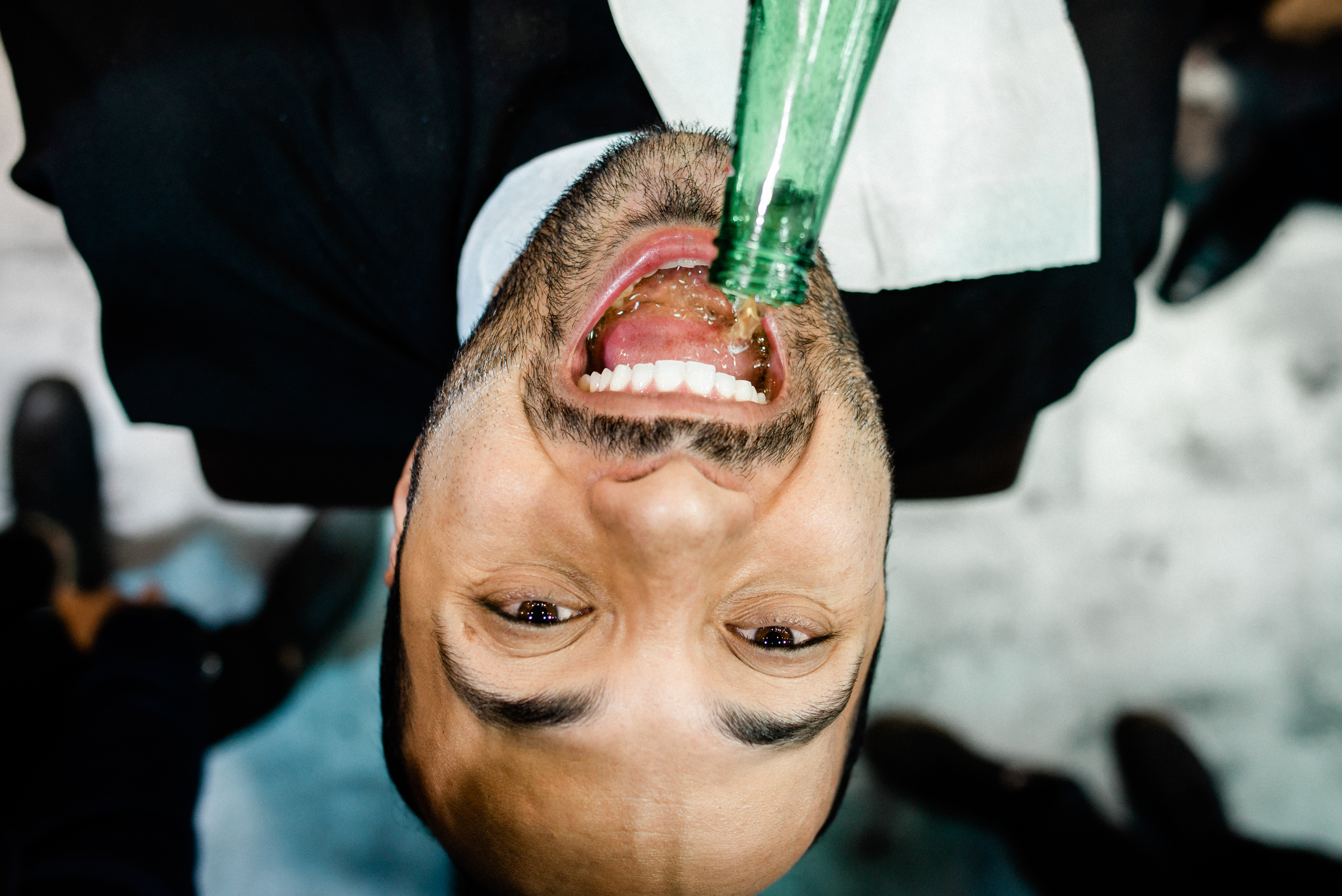 Casamento wedding noivado Ludmila Lopes Fernandes Charles Homsi  Fotógrafo de casamento em MG Belo Horizonte dia do noivo heineken barbeiro making of do noivo amigos bebendo sinuca diversão casamento aliança noivo traje do noivo making of divertido