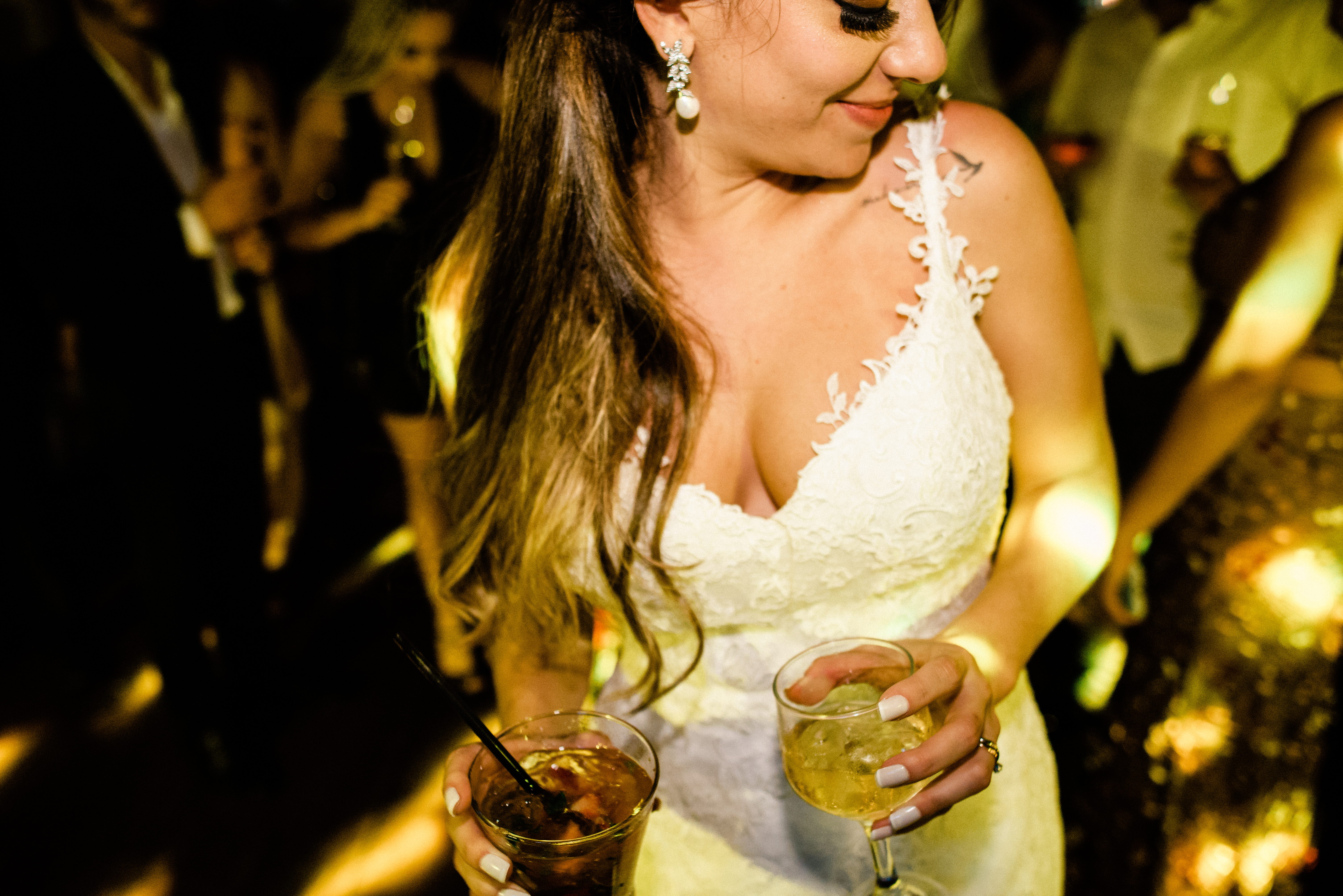 Horizonte Anella Ristorante noiva de véu e grinalda Paula e Breno BBB 18 casamento namoro namorados casamento em BH Fotógrafo de casmamento alianças noiva noivo vestido de noiva mesa do bolo corte simbólico do bolo de casamento narguile casamento árabe 