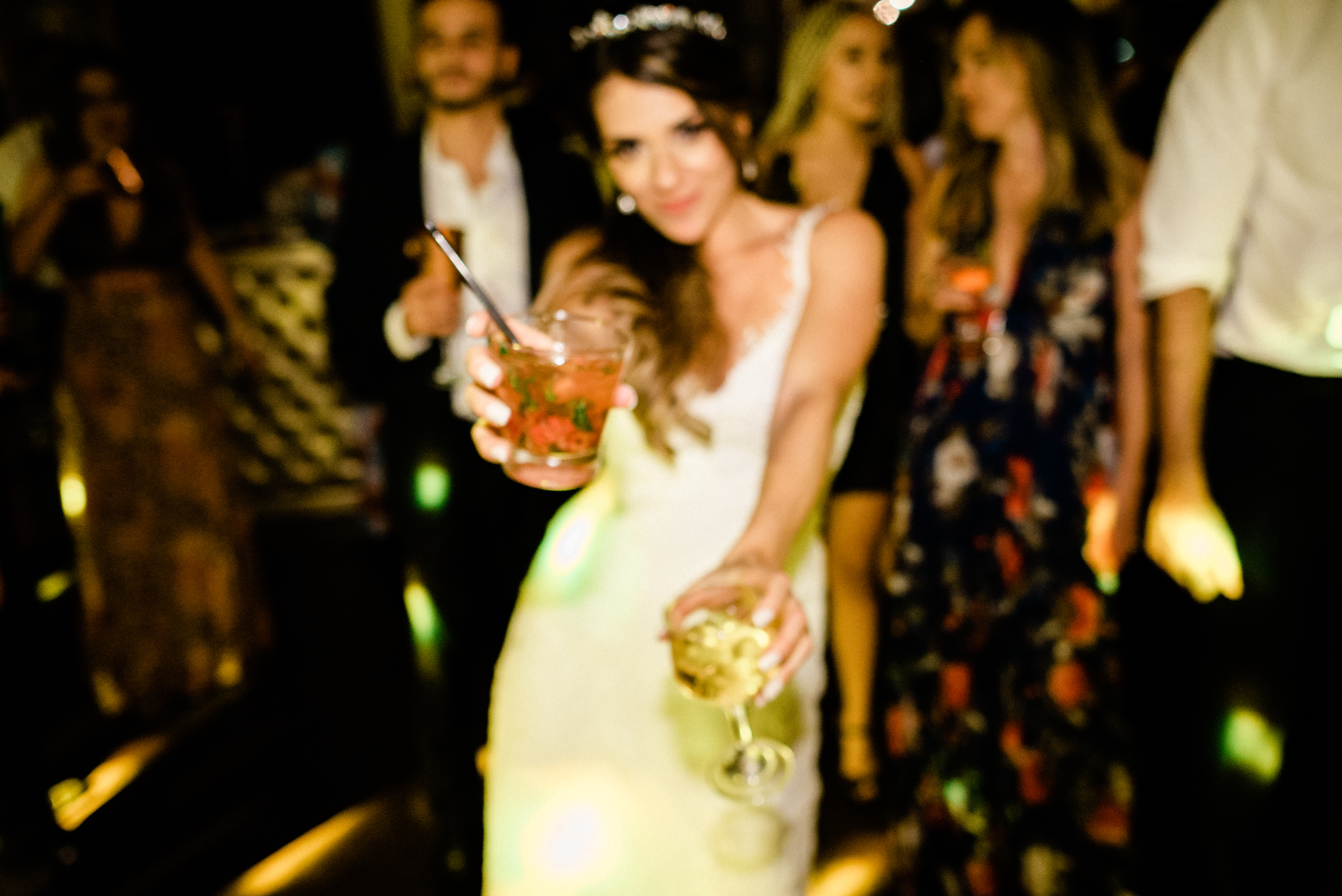 Horizonte Anella Ristorante noiva de véu e grinalda Paula e Breno BBB 18 casamento namoro namorados casamento em BH Fotógrafo de casmamento alianças noiva noivo vestido de noiva mesa do bolo corte simbólico do bolo de casamento narguile casamento árabe 