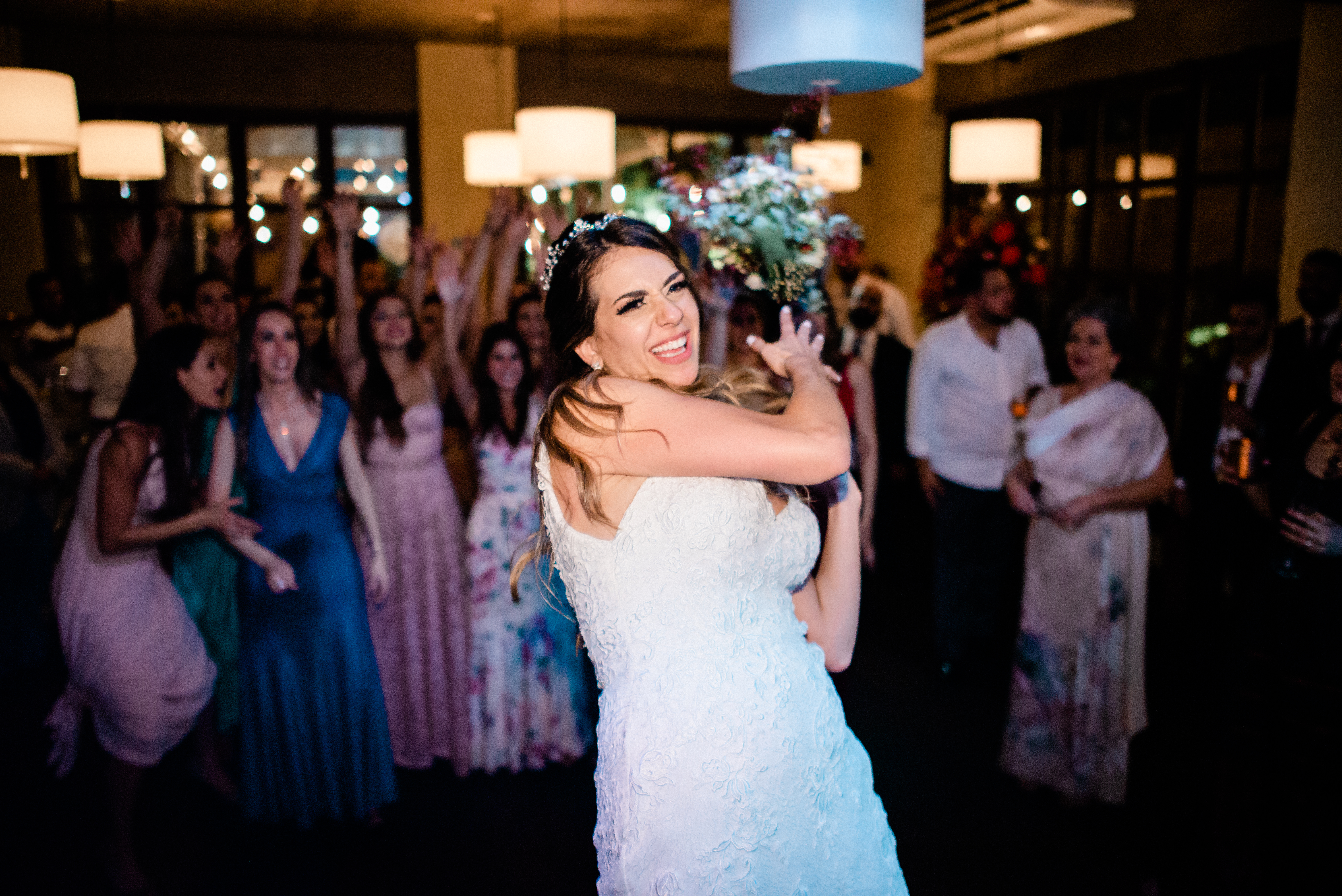 Belo Horizonte Anella Ristorante noiva de véu e grinalda Paula e Breno BBB 18 casamento namoro namorados casamento em BH Fotógrafo de casmamento alianças noiva noivo vestido de noiva noiva jogando buquê do bolo de casamento narguile casamento árabe 