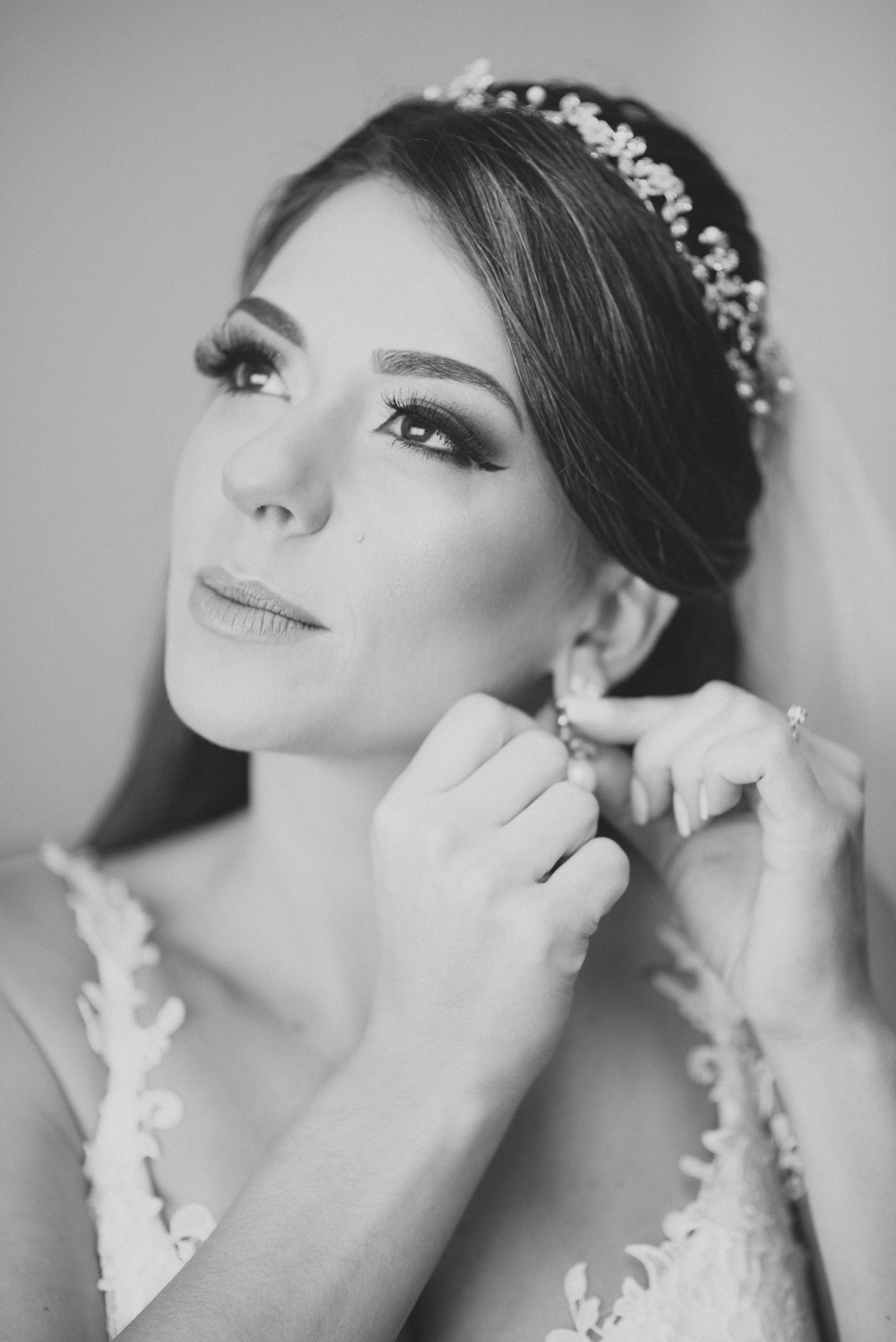 Casamento wedding noivado Ludmila Lopes Fernandes Charles Homsi  Fotógrafo de casamento em MG BH Belo Horizonte dia da noiva foto preto e branco making of da noiva retrato portrait pic bride brinco joia coroa de noiva tiara de noiva maquiagem da noiva 