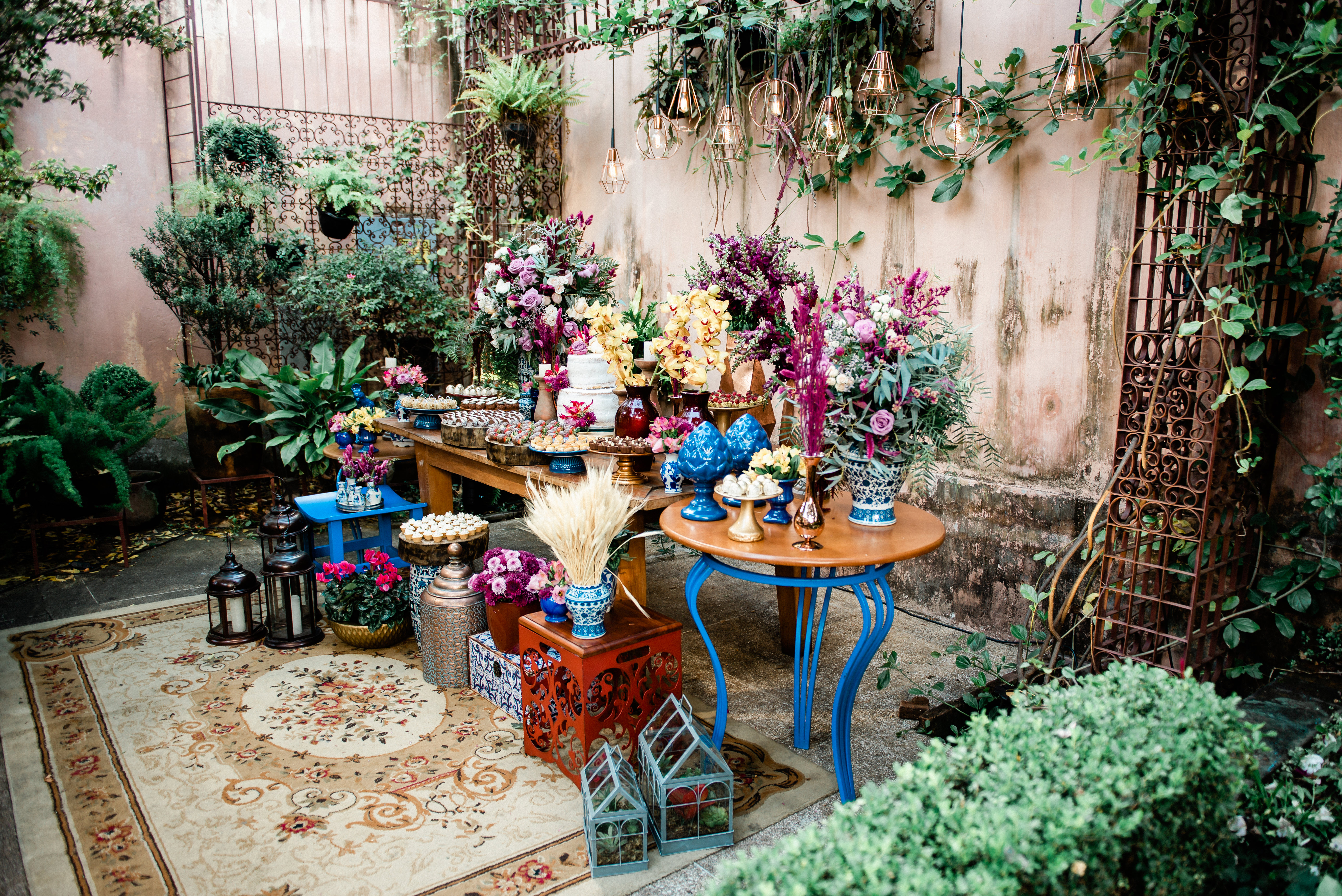 Casamento wedding Ludmila Lopes Fernandes Charles Homsi  Fotógrafo de casamento em MG BH Belo Horizonte Anella Ristorante decoração de casamento mesa do bolo linda decoração de casamento ideias de decoração de casamento flores coloridas bolo de casamento