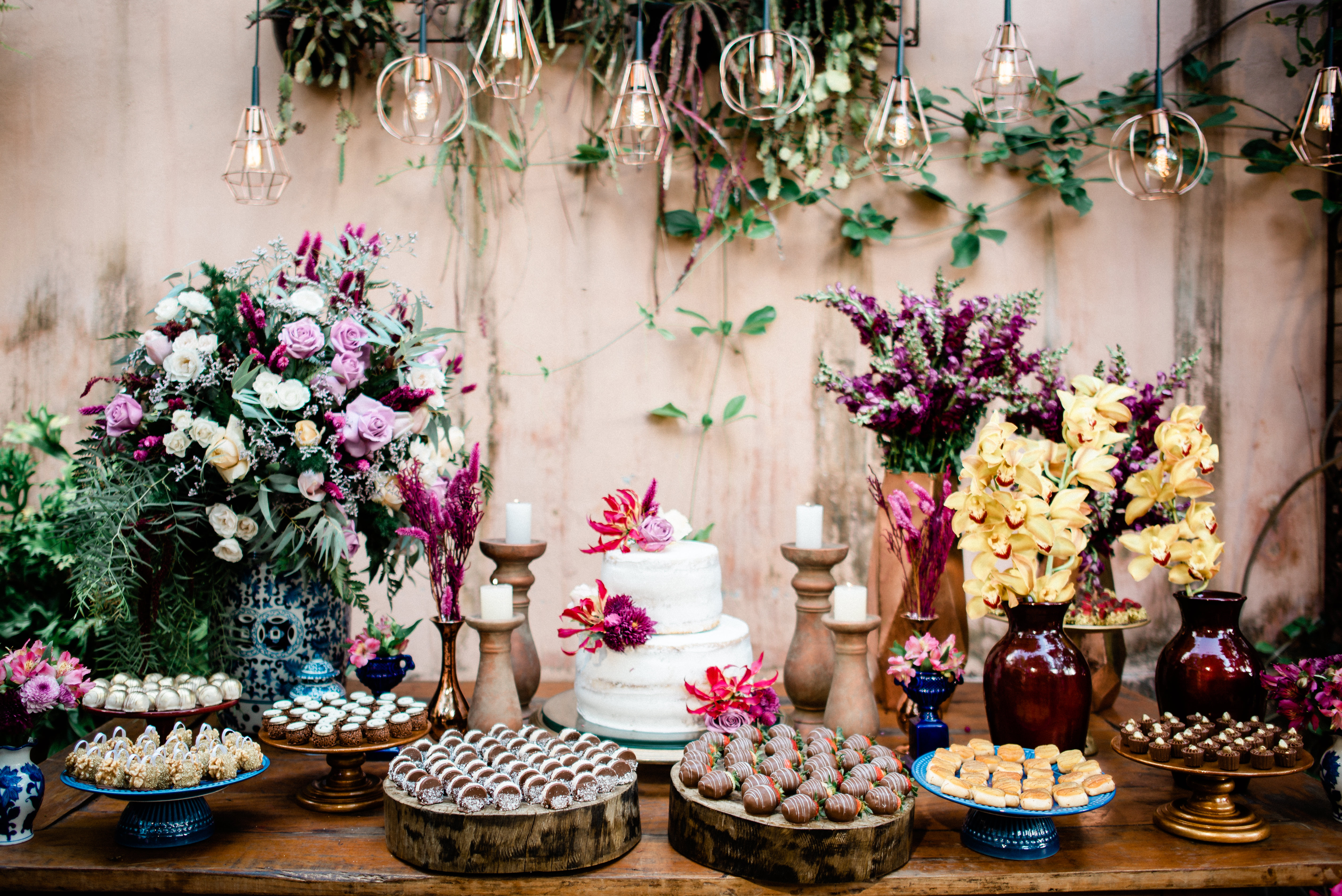 Casamento wedding Ludmila Lopes Fernandes Charles Homsi  Fotógrafo de casamento em MG BH Belo Horizonte Anella Ristorante decoração de casamento mesa do bolo linda decoração de casamento ideias de decoração de casamento flores coloridas bolo de casamento