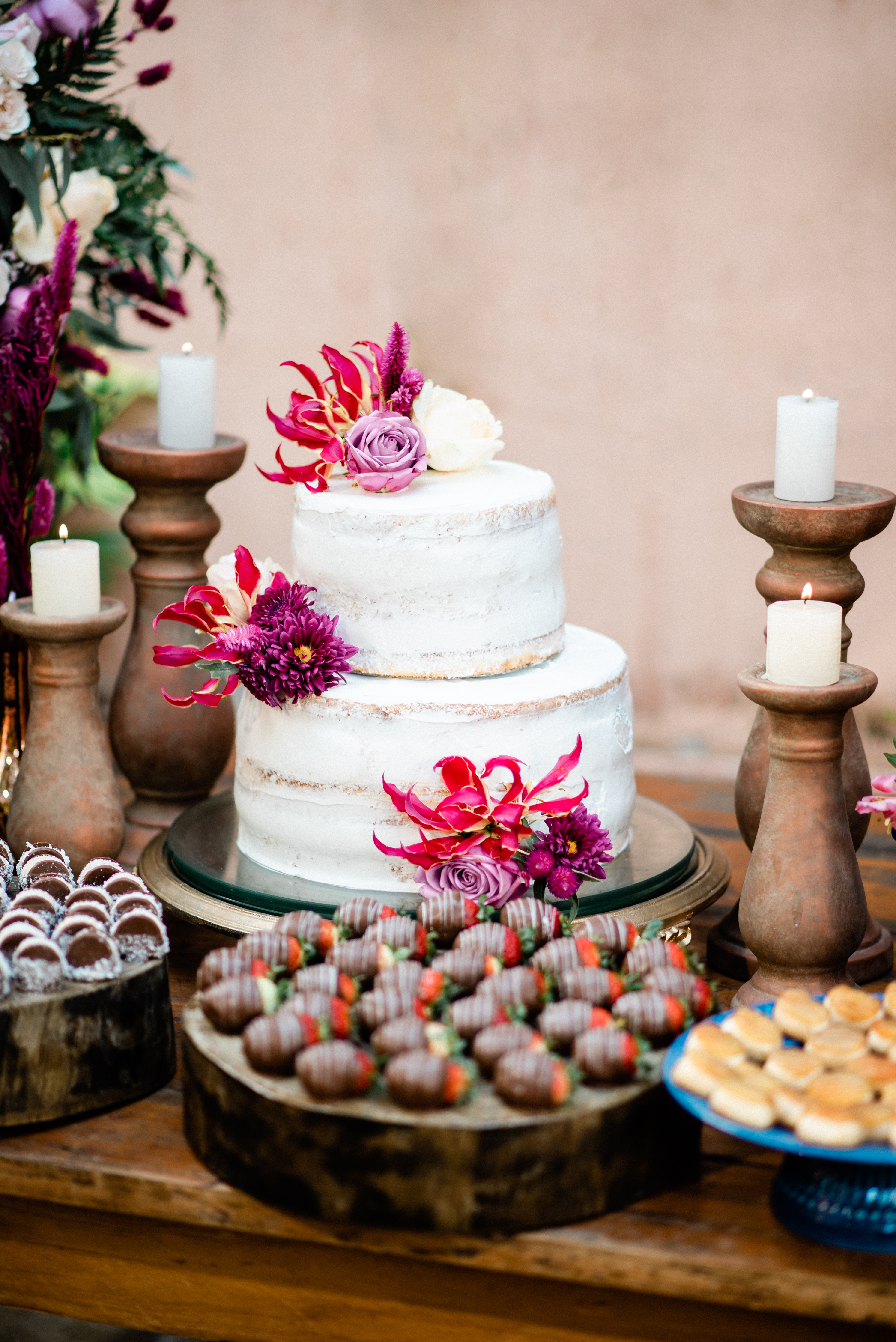 Casamento wedding Ludmila Lopes Fernandes Charles Homsi  Fotógrafo de casamento em MG BH Belo Horizonte Anella Ristorante decoração de casamento mesa do bolo linda decoração de casamento ideias de decoração de casamento flores coloridas bolo de casamento