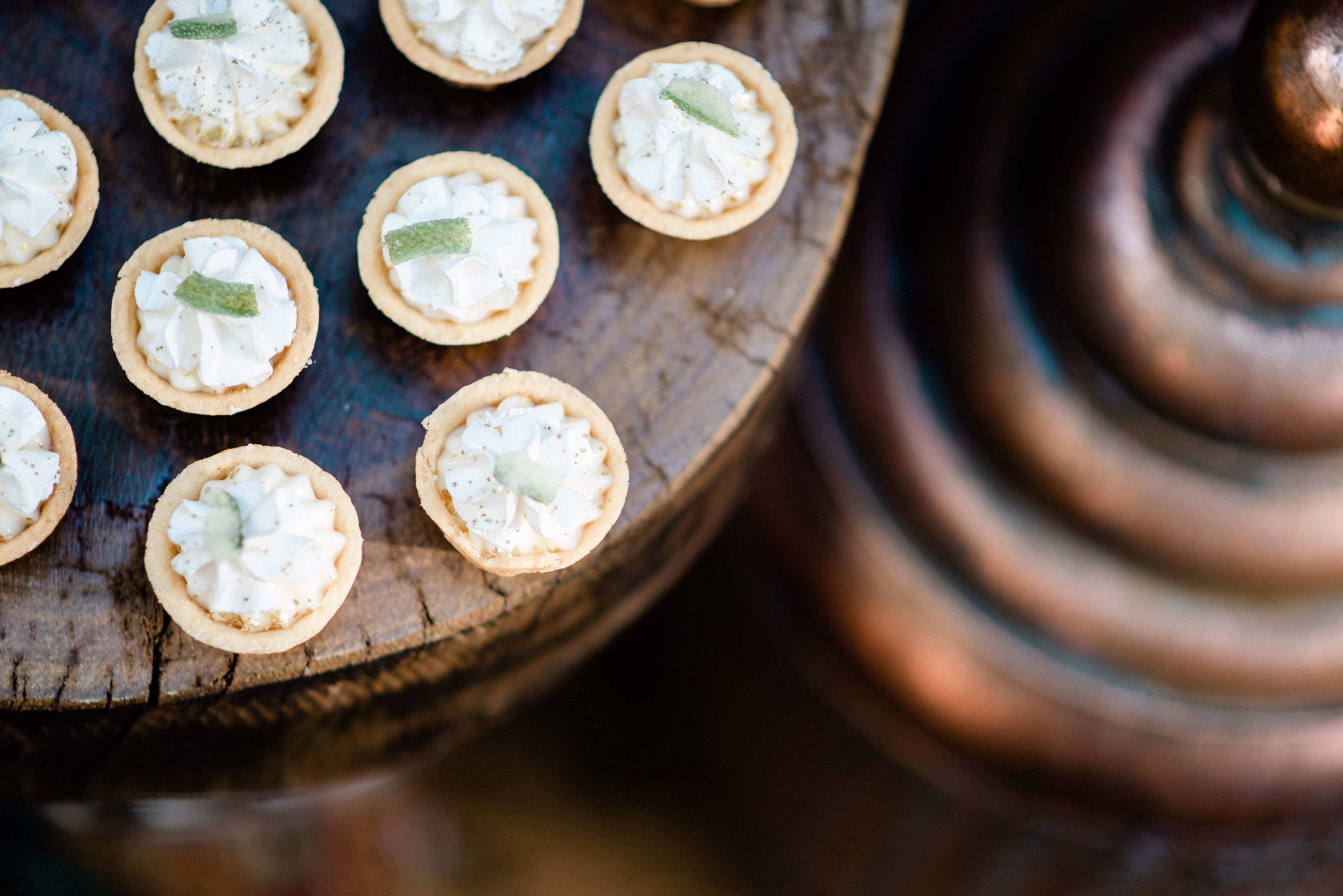 Casamento wedding Ludmila Lopes Fernandes Charles Homsi  Fotógrafo de casamento em MG BH Belo Horizonte Anella Ristorante decoração de casamento mesa do bolo linda decoração de casamento ideias de decoração de casamento flores coloridas bolo de casamento