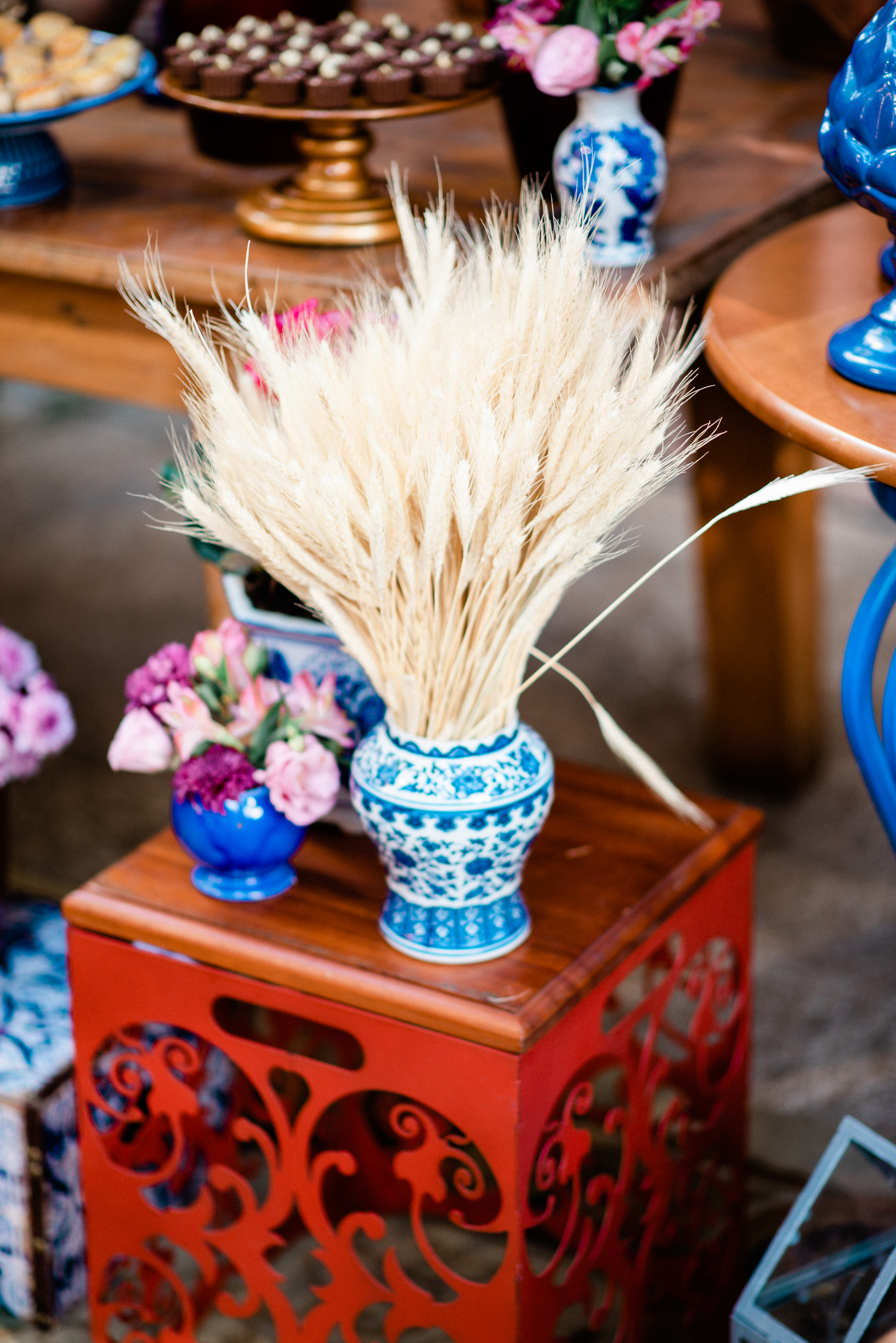 Casamento wedding Ludmila Lopes Fernandes Charles Homsi  Fotógrafo de casamento em MG BH Belo Horizonte Anella Ristorante decoração de casamento mesa do bolo linda decoração de casamento ideias de decoração de casamento flores coloridas bolo de casamento
