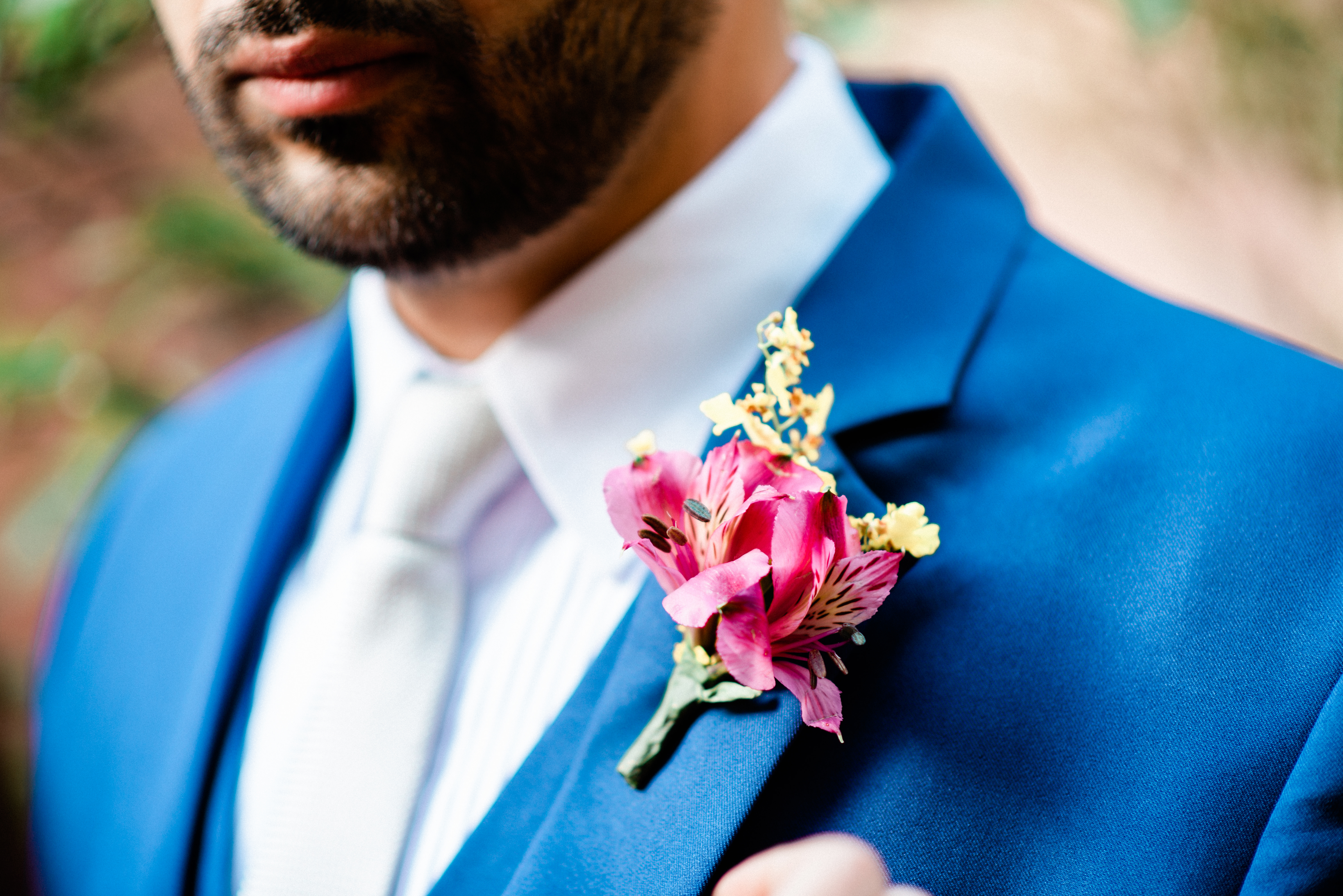 Casamento Charles Homsi  Fotógrafo de casamento em MG BH Belo Horizonte Anella Ristorante decoração de casamento mesa do bolo linda decoração de casamento ideias de lapela para o noivo terno azul casamento lapela delicada noivo gravata branca noivo