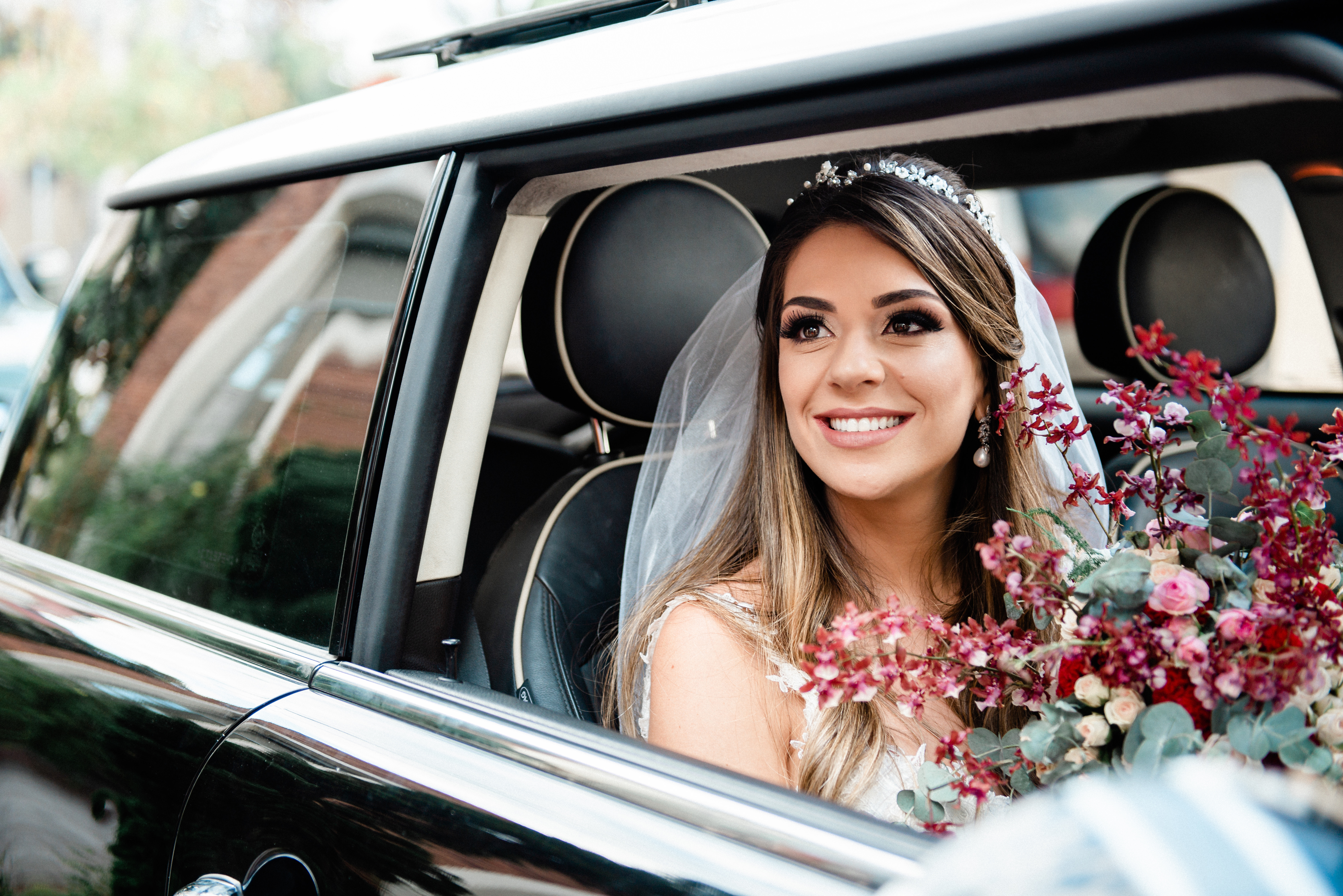 Casamento Charles Homsi  Fotógrafo de casamento em MG BH Belo Horizonte Anella Ristorante noiva de véu e grinalda olhar da noiva no carro foto da noiva no carro noiva com olhar incrível buquê lindo ideia de buquê ideia  de foto da noiva lno carro sorrindo