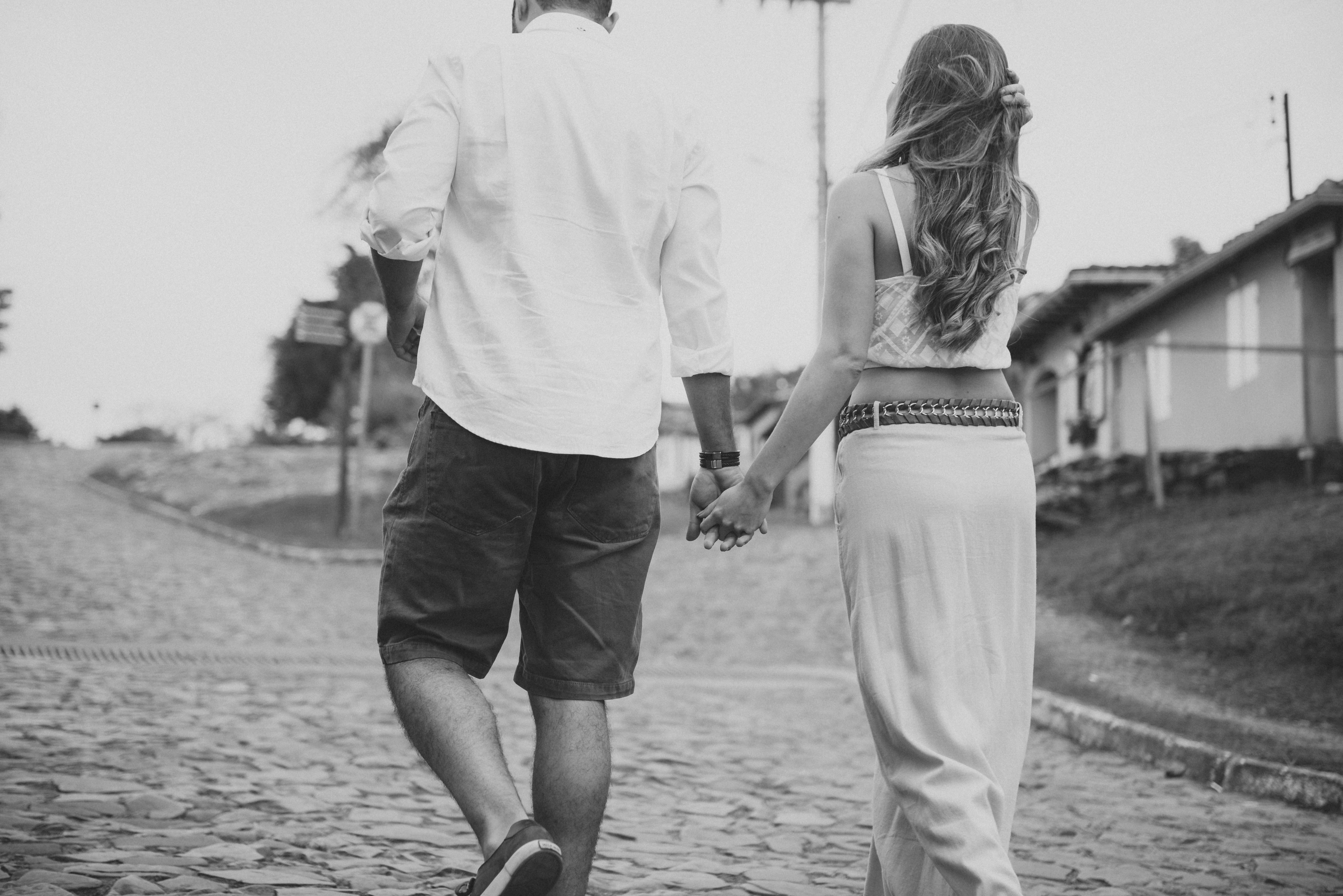 Lavras novas Ensaio fotográfico de casal pré wedding pré casamento ensaio de noivado casamento aliança  casal minas gerais belo horizonte lugares para ensaio fotográfico em minas gerais ludmila fernandes charles homsi cidade interior foto preto e branco