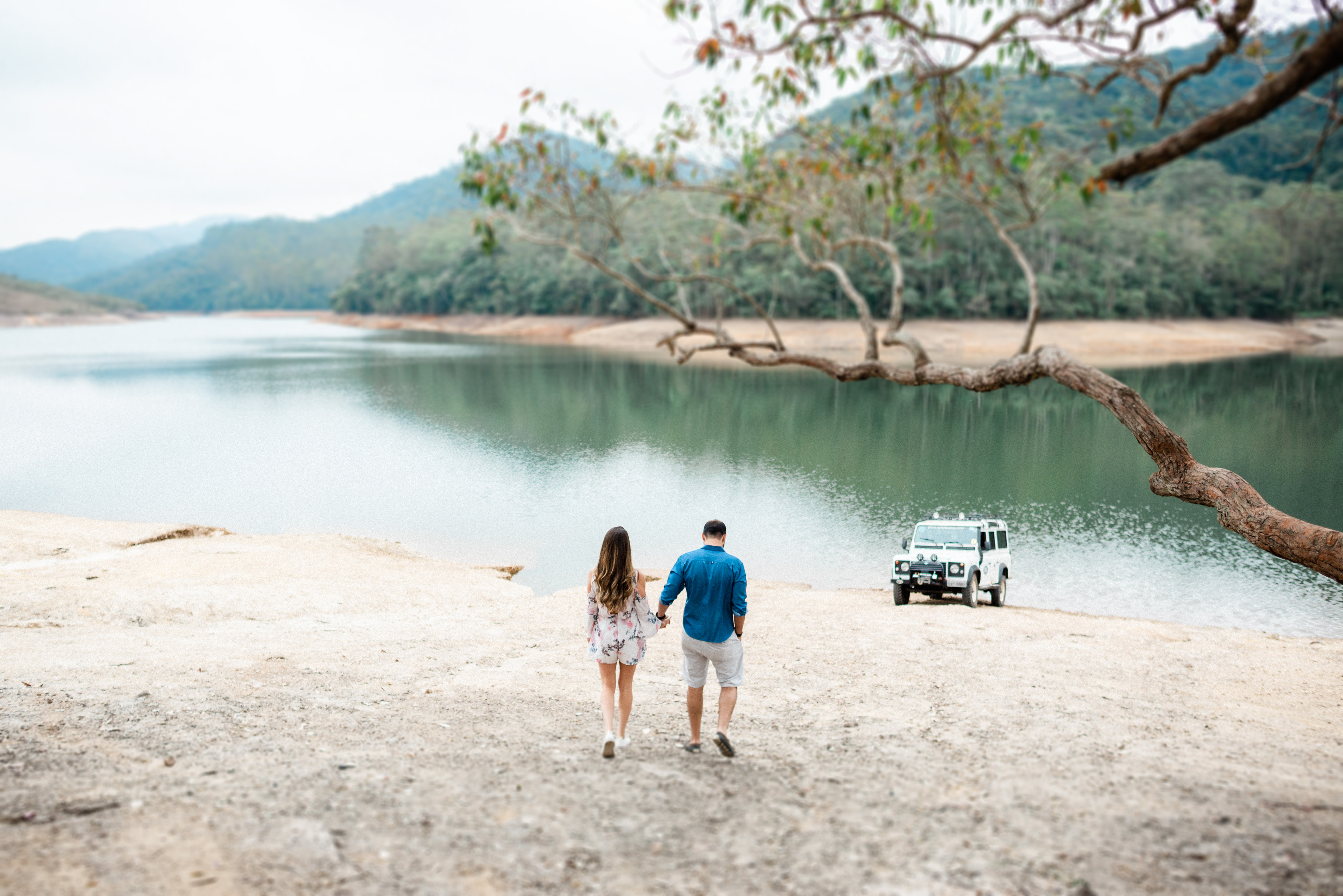 Lavras novas Ensaio fotográfico de casal pré wedding pré casamento ensaio de noivado casamento aliança  casal minas gerais belo horizonte lugares para ensaio fotográfico em minas gerais ludmila fernandes charles homsi 
represa lagoa land hover