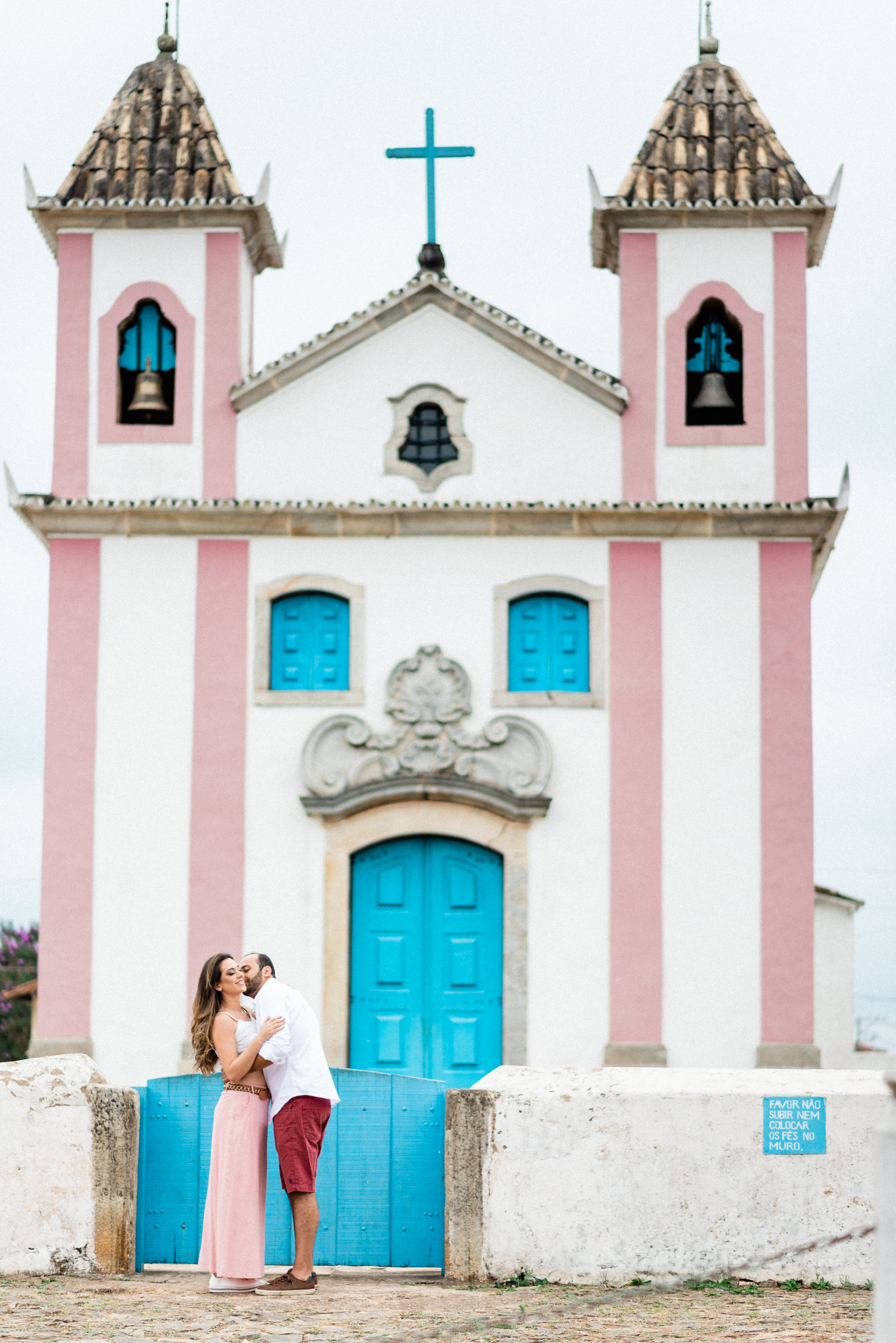 Lavras novas Ensaio fotográfico de casal pré wedding pré casamento ensaio de noivado casamento aliança book de casal minas gerais belo horizonte lugares para ensaio fotográfico em minas gerais ludmila fernandes charles homsi foto em igreja católica sino