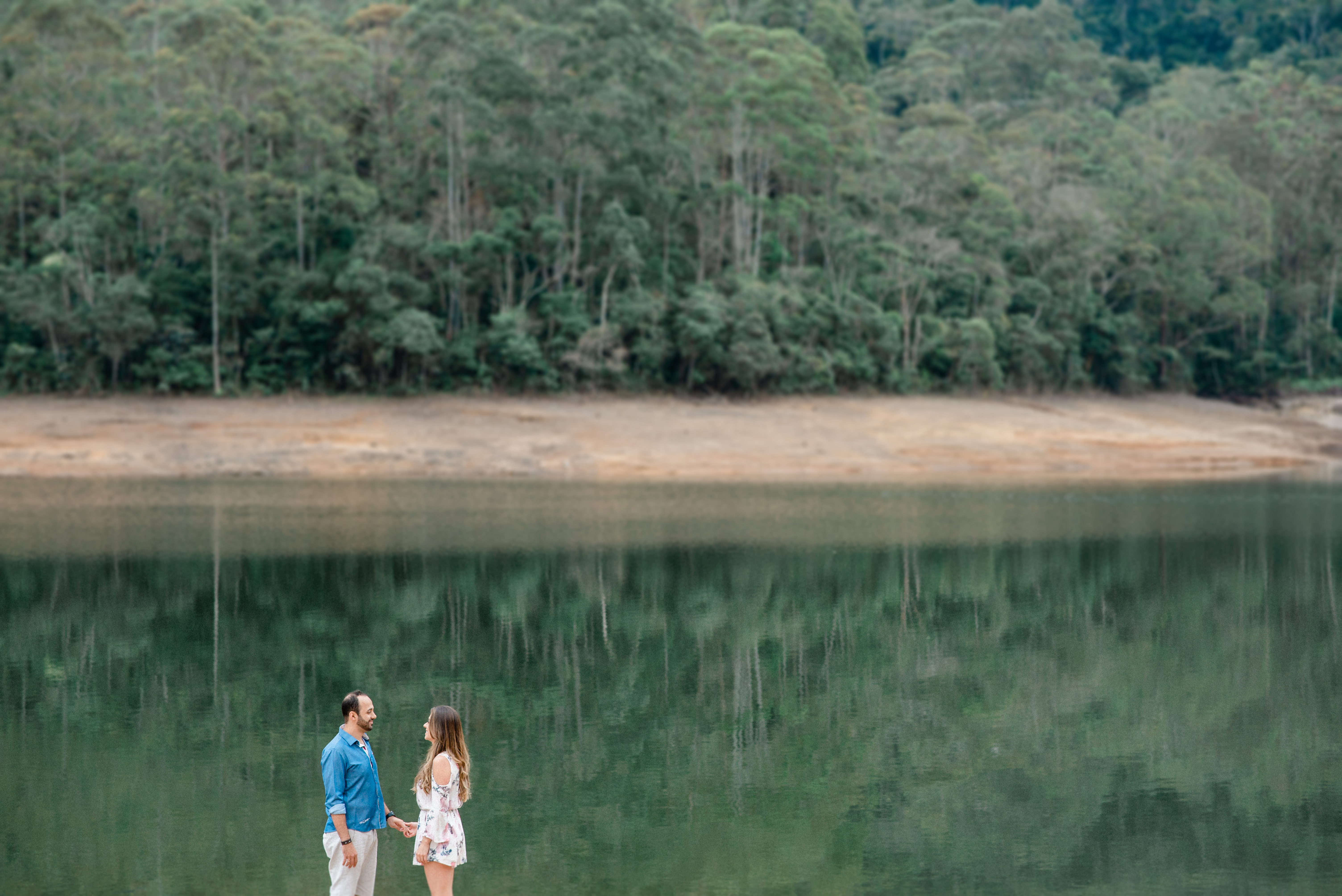 Lavras novas Ensaio fotográfico de casal pré wedding pré casamento ensaio de noivado casamento aliança  casal minas gerais belo horizonte lugares para ensaio fotográfico em minas gerais ludmila fernandes charles homsi cidade interior 
represa lago amor