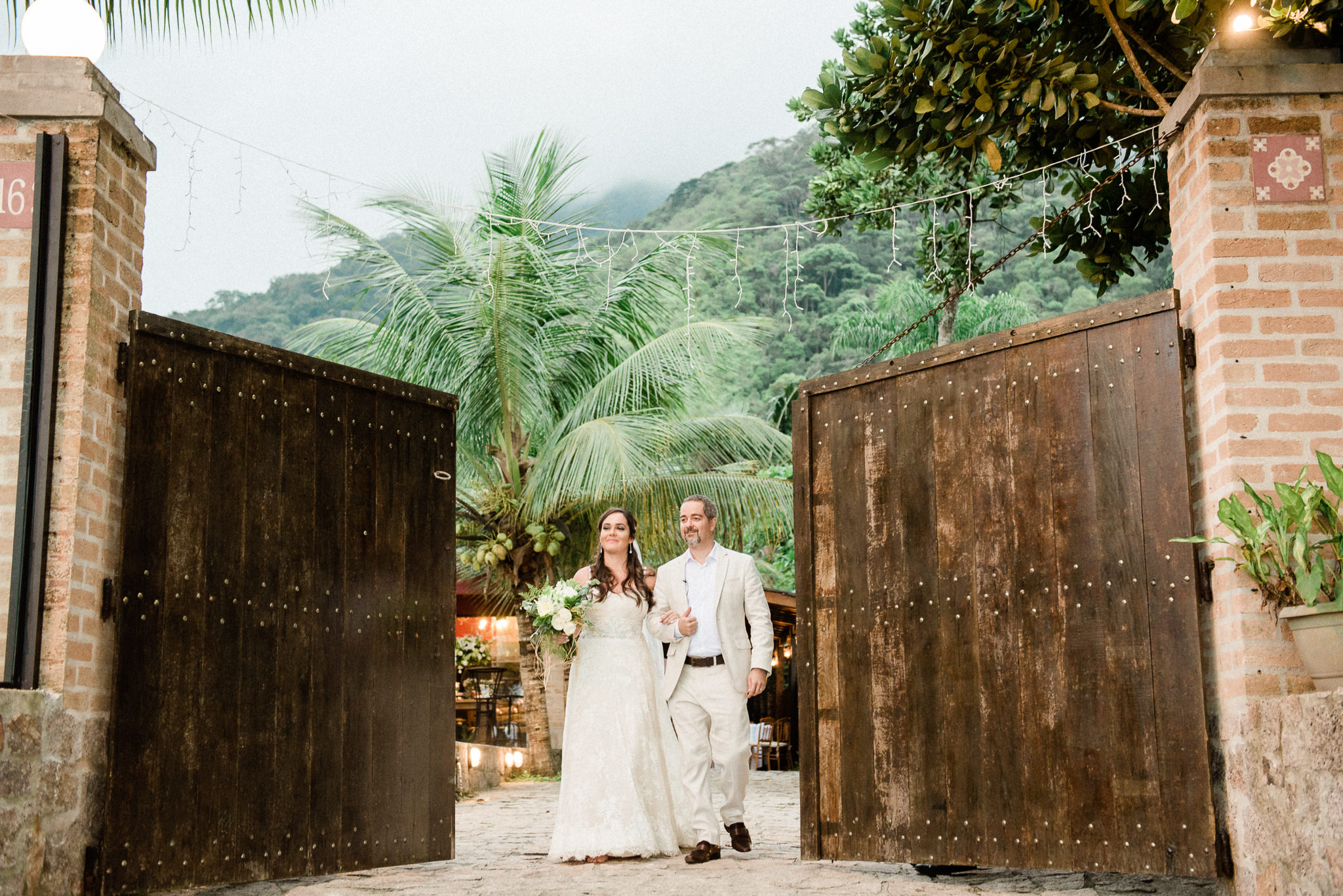 Fotógrafo de casamento na praia Ubatuba ensaio de casal na praia pré wedding na praia Ubatura Guarujá São Sebastião Maresias Amor Casal Fotógrafo em São Paulo Mar areia união roupa para casamento na praia casamento pé na areia noiva noivo noivos casamento