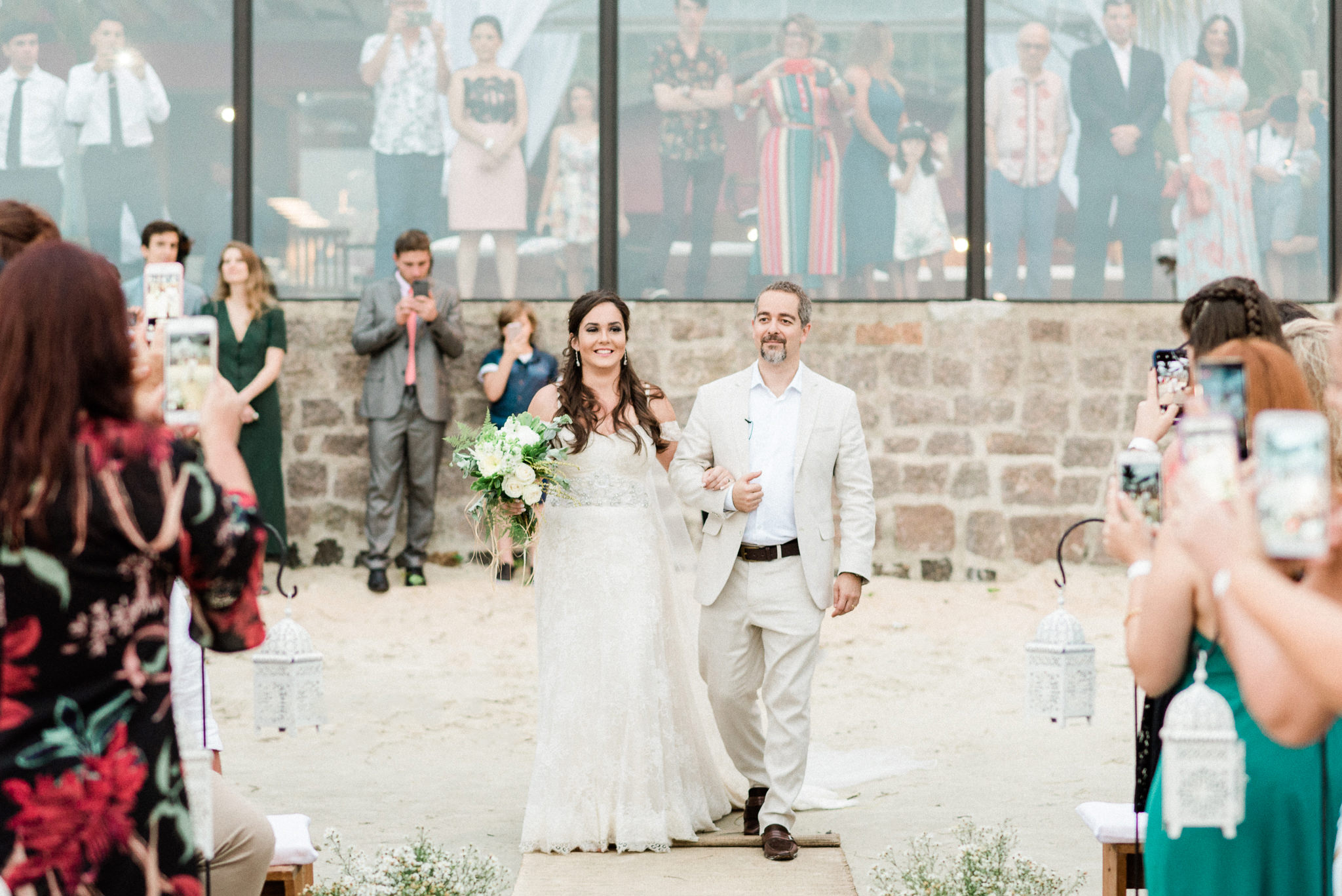 Fotógrafo de casamento na praia Ubatuba ensaio de casal na praia pré wedding na praia Ubatura Guarujá São Sebastião Maresias Amor Casal Fotógrafo em São Paulo Mar areia união roupa para casamento na praia casamento pé na areia noiva noivo noivos casamento