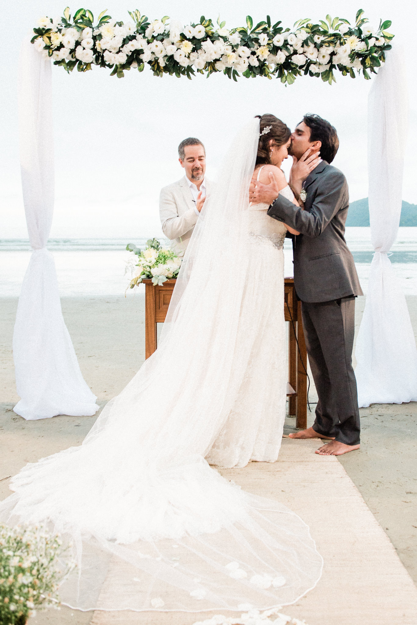 Fotógrafo de casamento na praia Ubatuba ensaio de casal na praia pré wedding na praia Ubatura Guarujá São Sebastião Maresias Amor Casal Fotógrafo em São Paulo Mar areia união roupa para casamento na praia casamento pé na areia noiva noivo noivos casamento