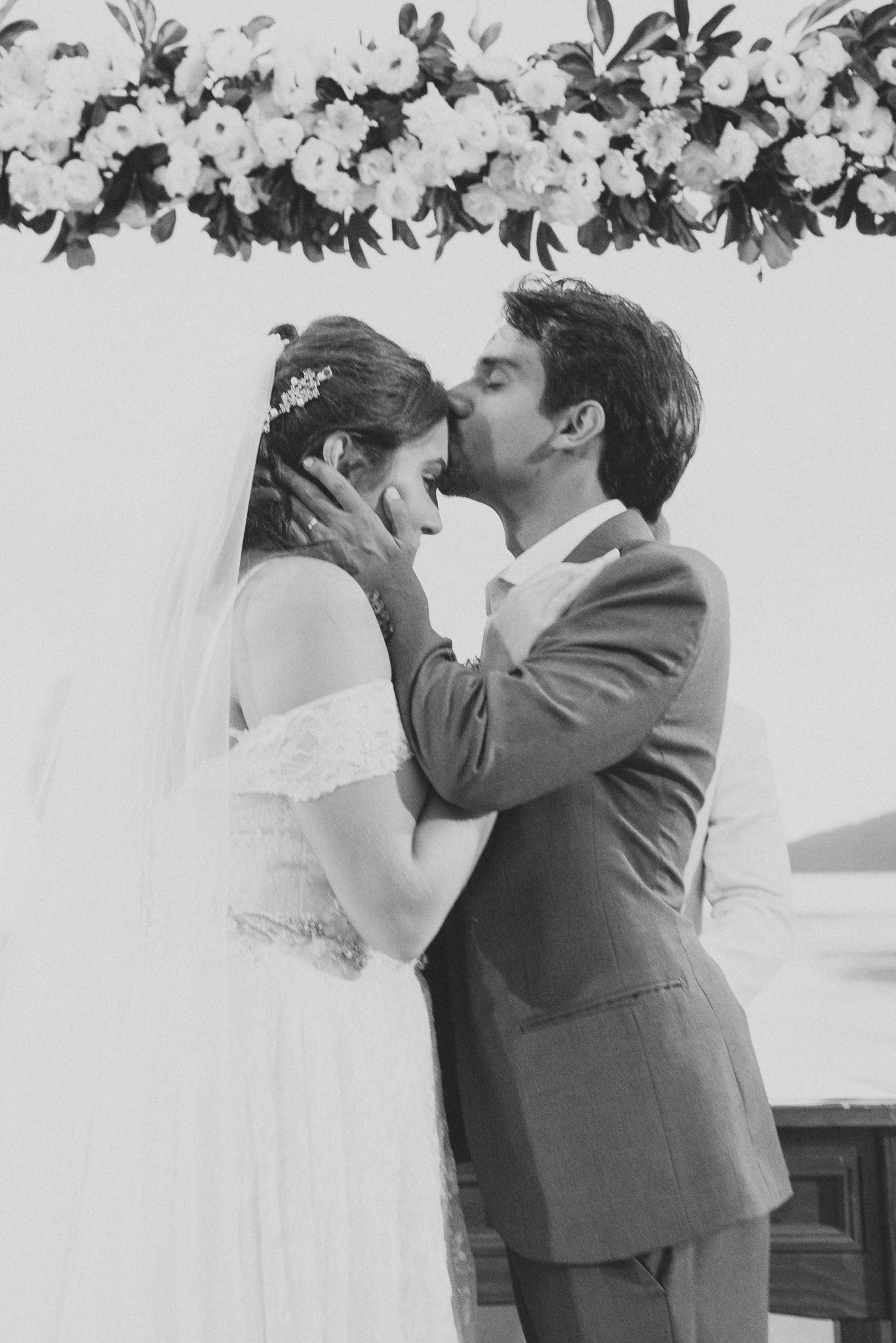 Fotógrafo de casamento na praia Ubatuba ensaio de casal na praia pré wedding na praia Ubatura Guarujá São Sebastião Maresias Amor Casal Fotógrafo em São Paulo Mar areia união roupa para casamento na praia casamento pé na areia noiva noivo noivos casamento