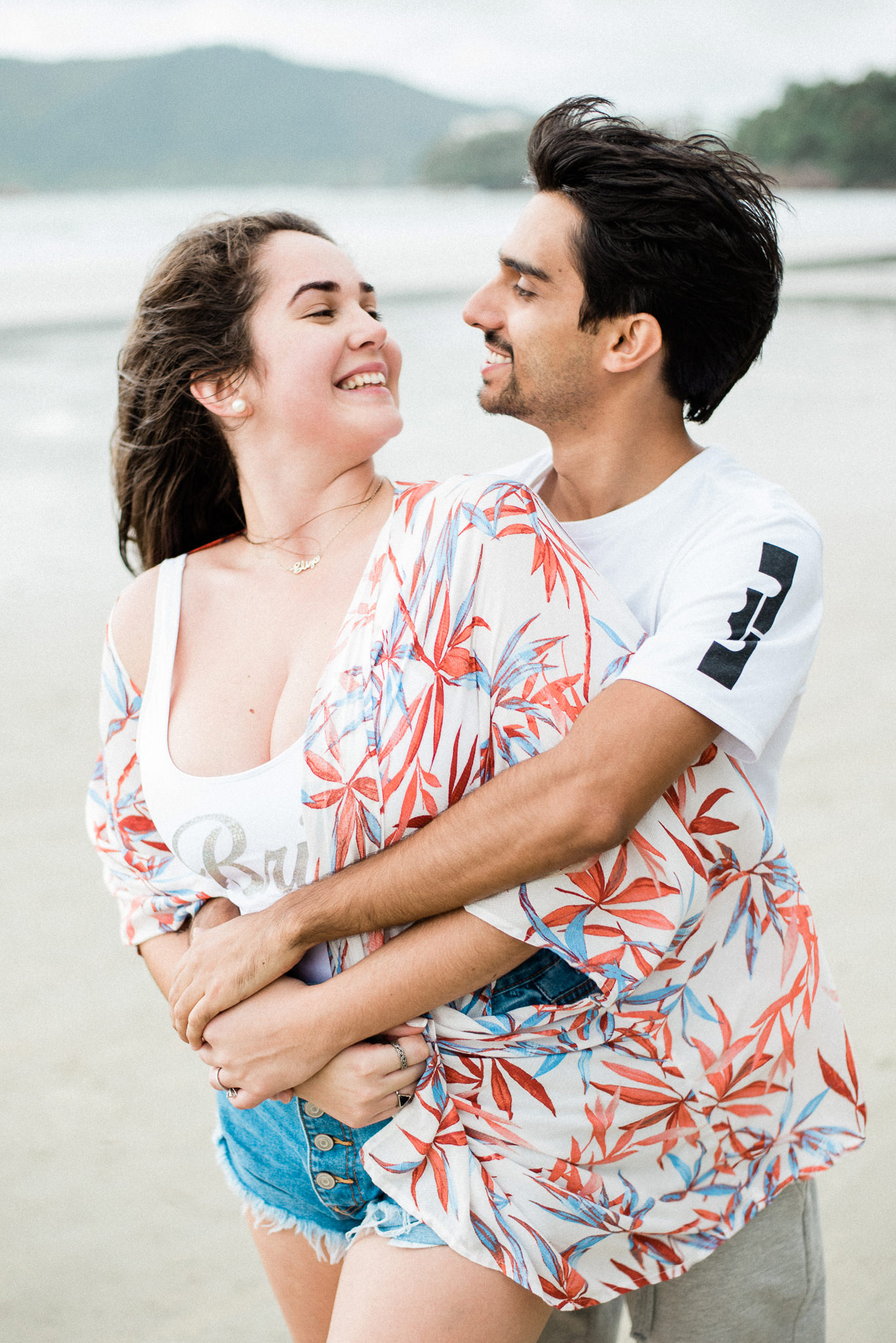Fotógrafo de casamento na praia Ubatuba ensaio de casal na praia pré wedding na praia Ubatura Guarujá São Sebastião Maresias Amor Casal Fotógrafo em São Paulo Mar areia união roupa para casamento na praia casamento pé na areia noiva noivo noivos casamento