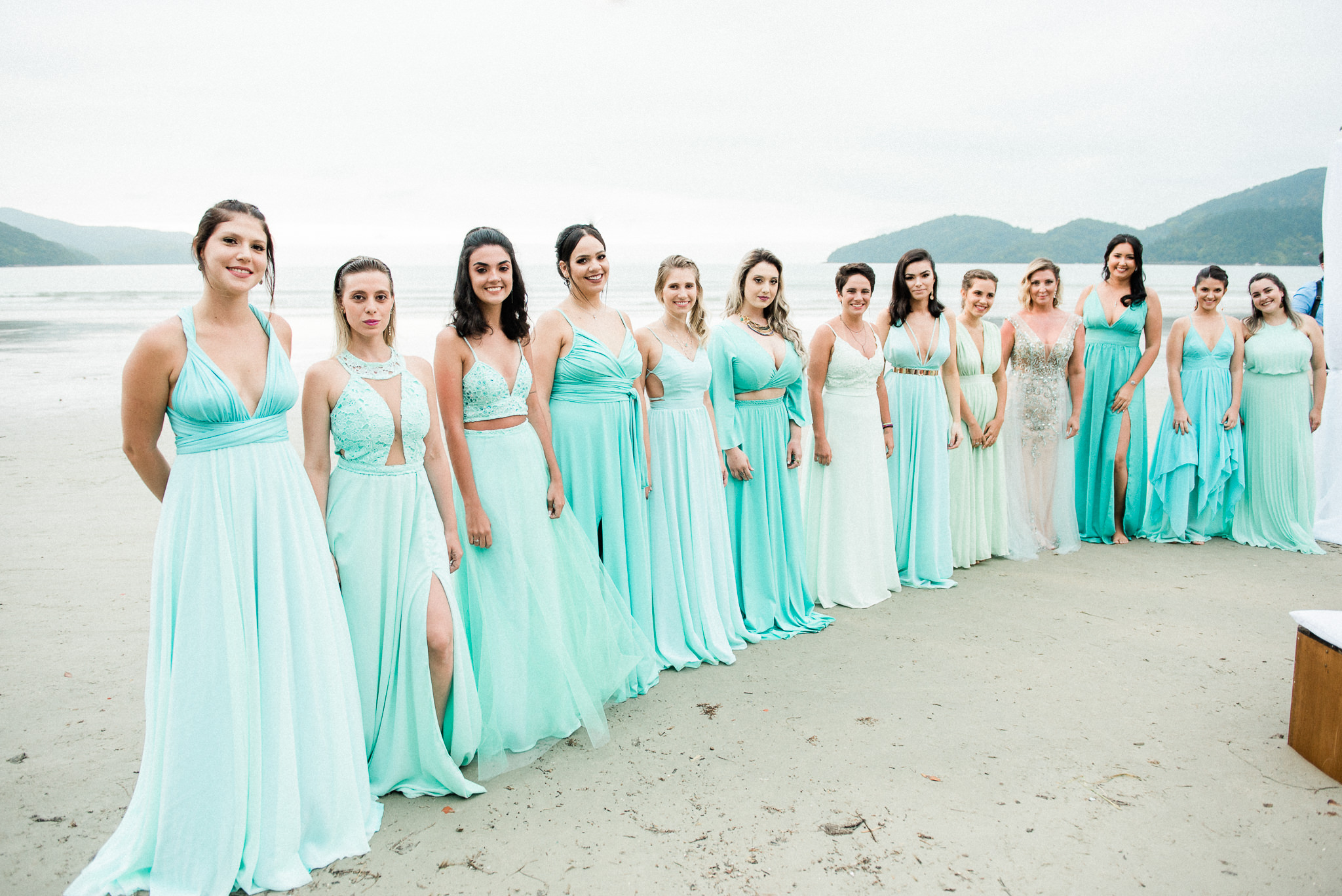 Fotógrafo de casamento na praia Ubatuba ensaio de casal na praia pré wedding na praia Ubatura Guarujá São Sebastião Maresias Amor Casal Fotógrafo em São Paulo Mar areia união roupa para casamento na praia casamento pé na areia noiva noivo noivos casamento