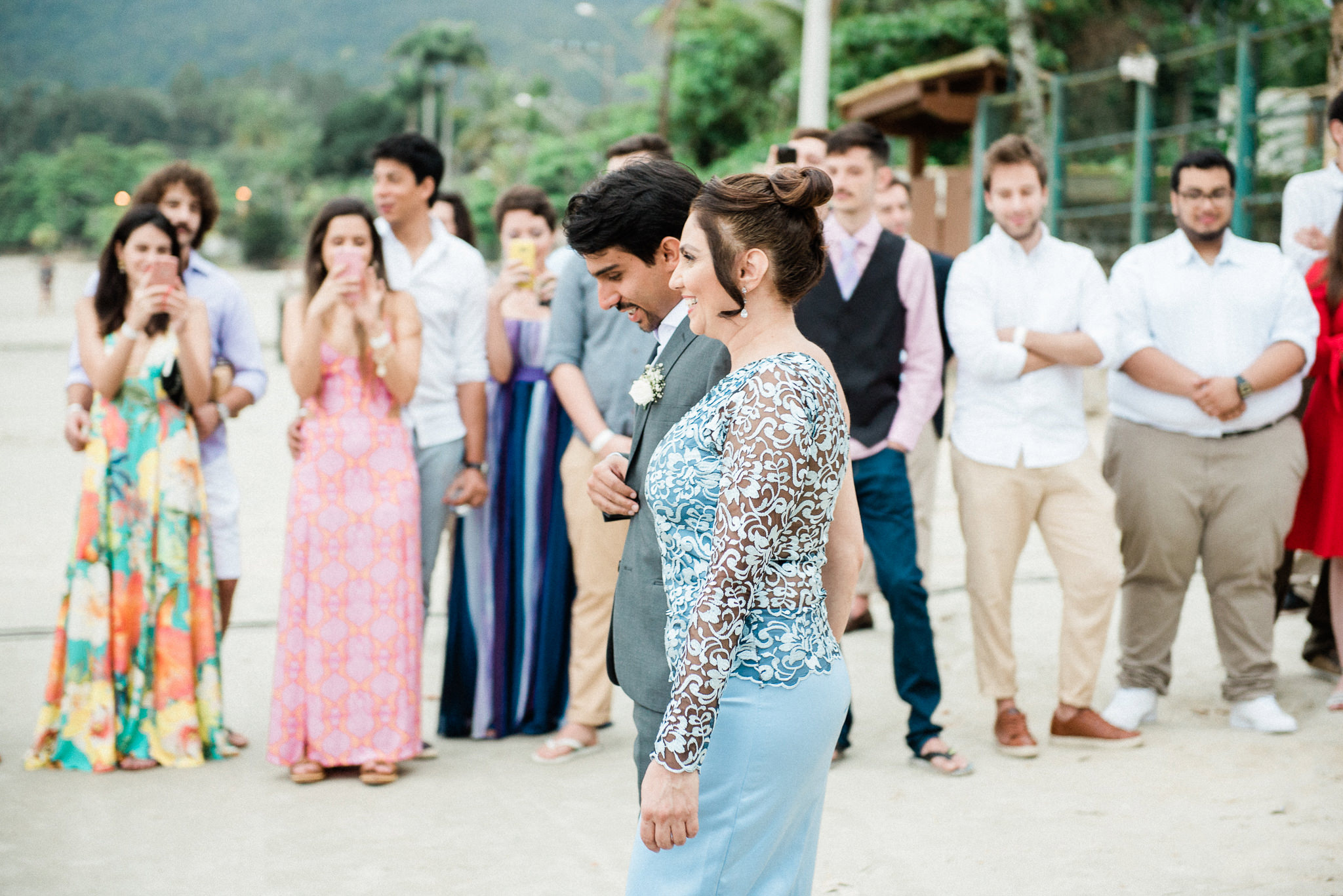 Fotógrafo de casamento na praia Ubatuba ensaio de casal na praia pré wedding na praia Ubatura Guarujá São Sebastião Maresias Amor Casal Fotógrafo em São Paulo Mar areia união roupa para casamento na praia casamento pé na areia noiva noivo noivos casamento