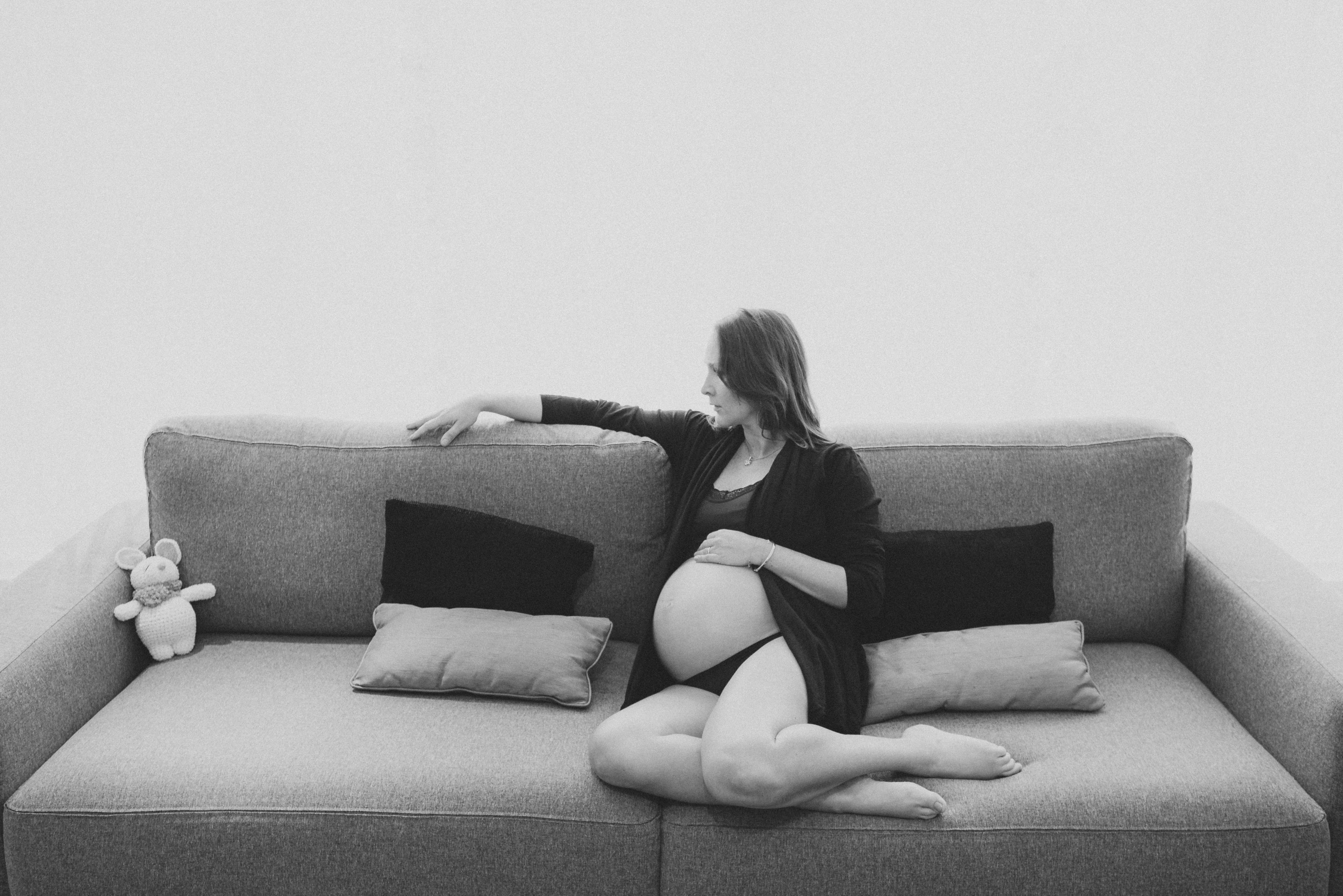 Ensaio fotografico gestante lifestyle em casa ensaio a domicilio book de gestante gestação mamãe mãe e filha meu mundo cor de rosa parto mamadeira chupeta fralda maternidade cesárea bebê newborn São Paulo fotógrafo álbum de gestante nome em trico