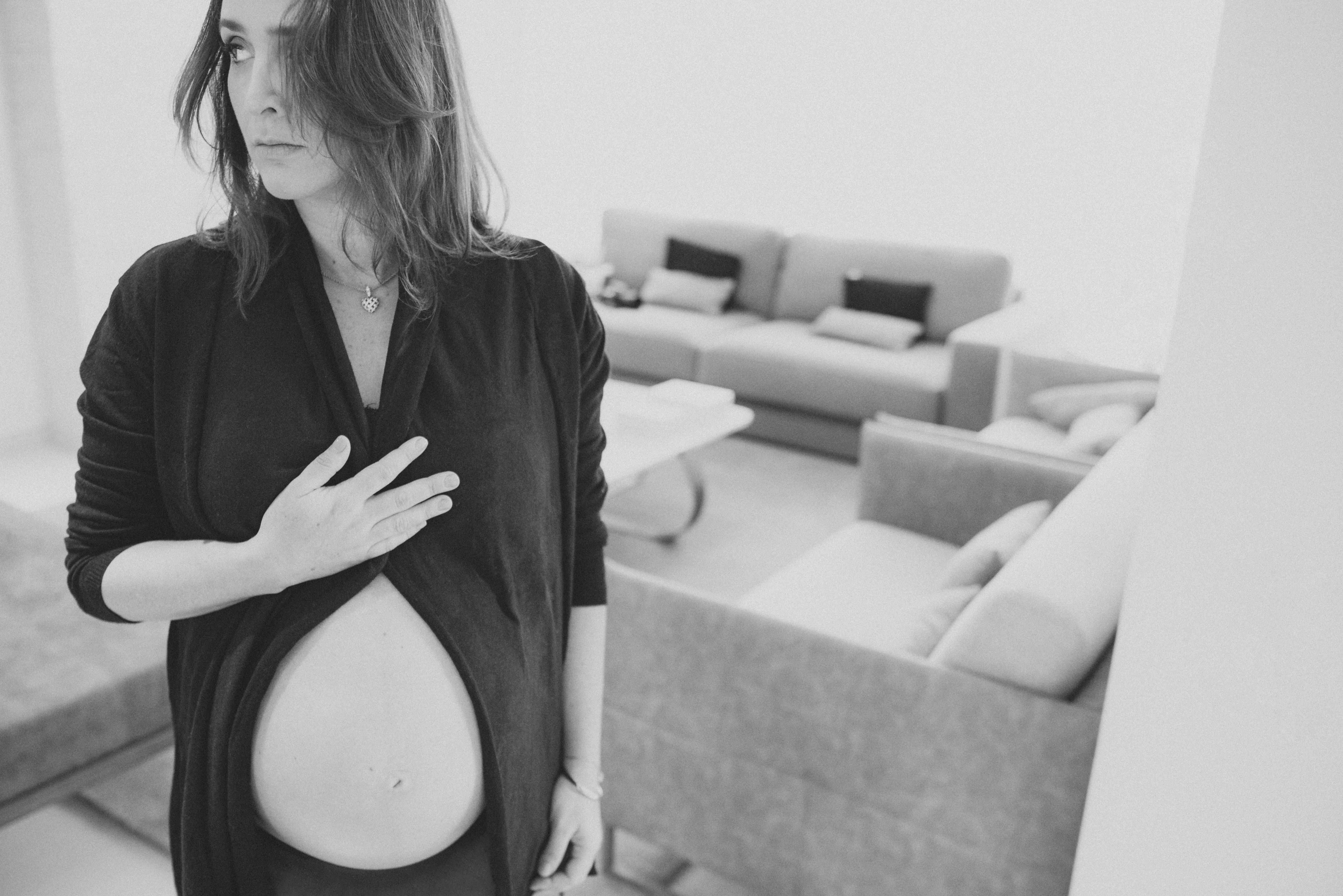 Ensaio fotografico gestante lifestyle em casa ensaio a domicilio book de gestante gestação mamãe mãe e filha meu mundo cor de rosa parto mamadeira chupeta fralda maternidade cesárea bebê newborn São Paulo fotógrafo álbum de gestante nome em trico