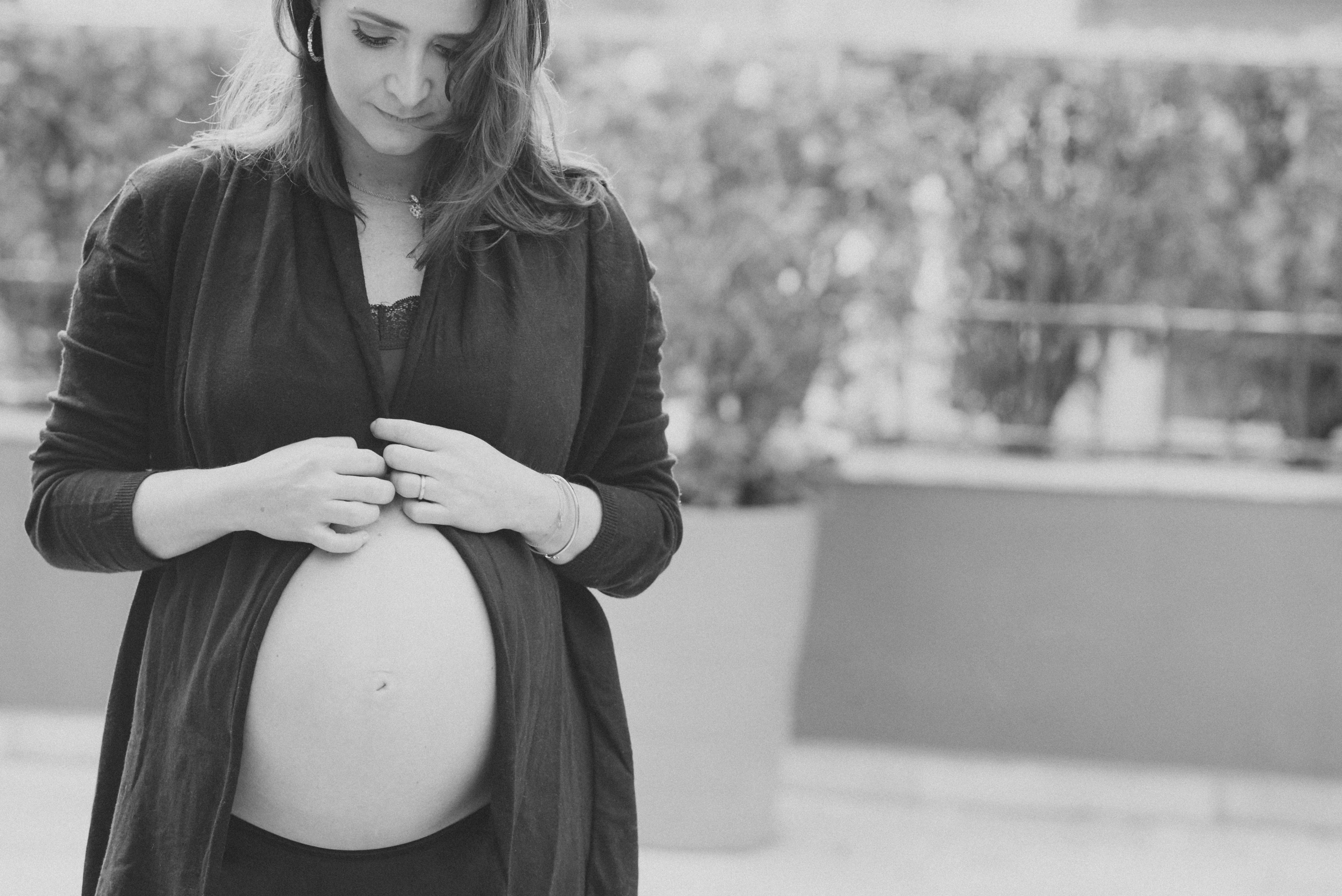 Ensaio fotografico gestante lifestyle em casa ensaio a domicilio book de gestante gestação mamãe mãe e filha meu mundo cor de rosa parto mamadeira chupeta fralda maternidade cesárea bebê newborn São Paulo fotógrafo álbum de gestante nome em trico