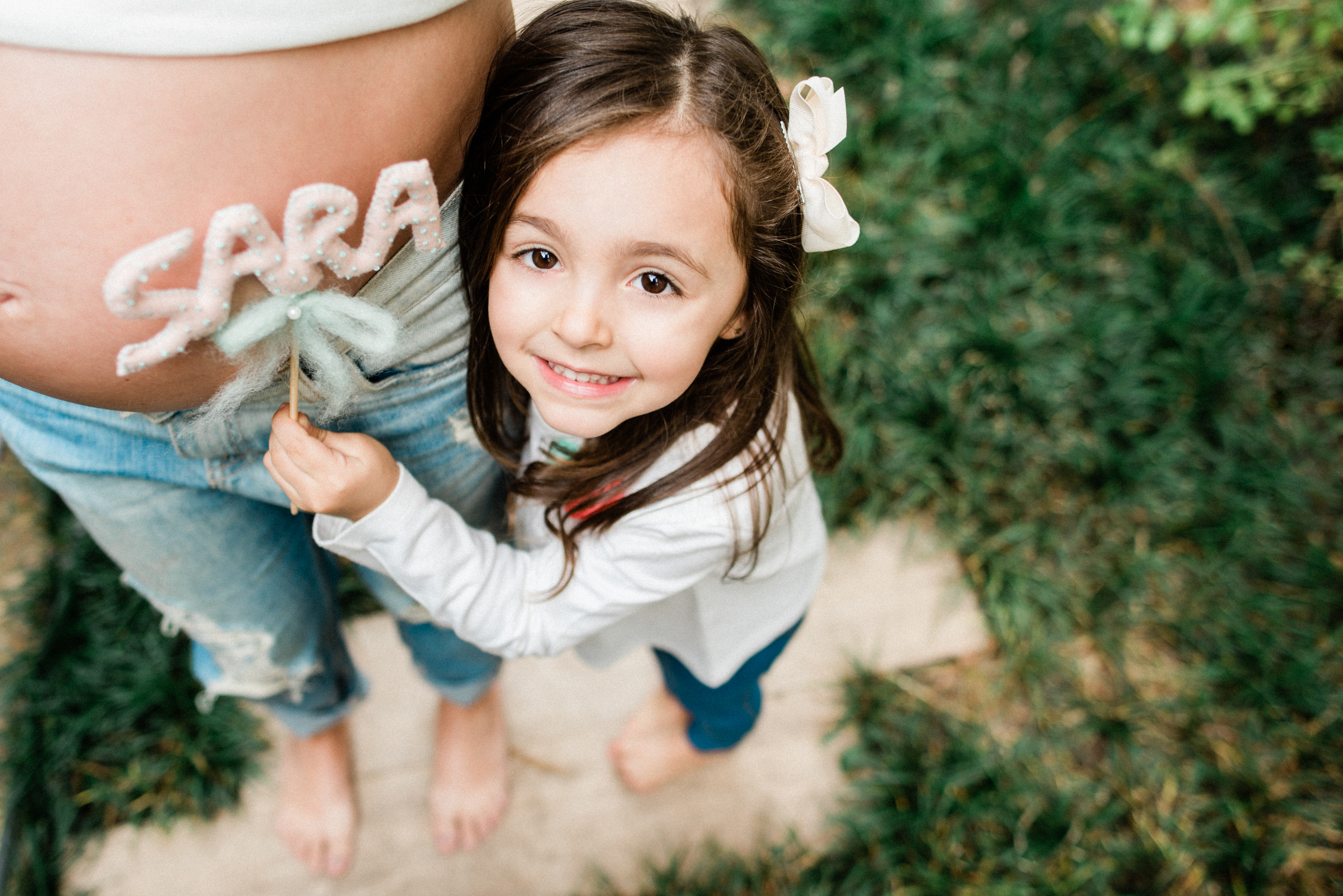Ensaio fotografico gestante lifestyle em casa ensaio a domicilio book de gestante gestação mamãe mãe e filha meu mundo cor de rosa parto mamadeira chupeta fralda maternidade cesárea bebê newborn São Paulo fotógrafo álbum de gestante nome em trico