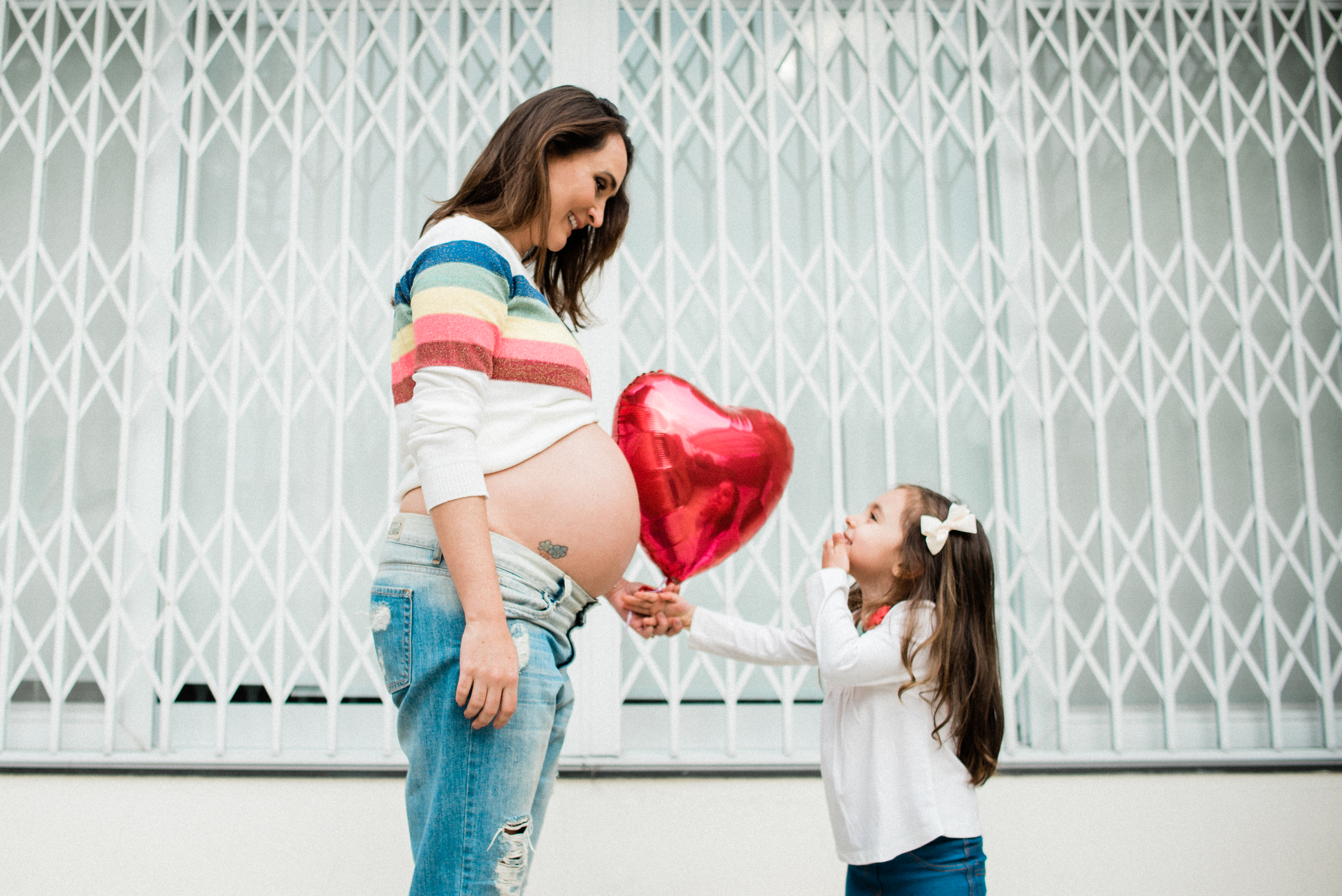 Ensaio fotografico gestante lifestyle em casa ensaio a domicilio book de gestante gestação mamãe mãe e filha meu mundo cor de rosa parto mamadeira chupeta fralda maternidade cesárea bebê newborn São Paulo fotógrafo álbum de gestante balão de coração gás