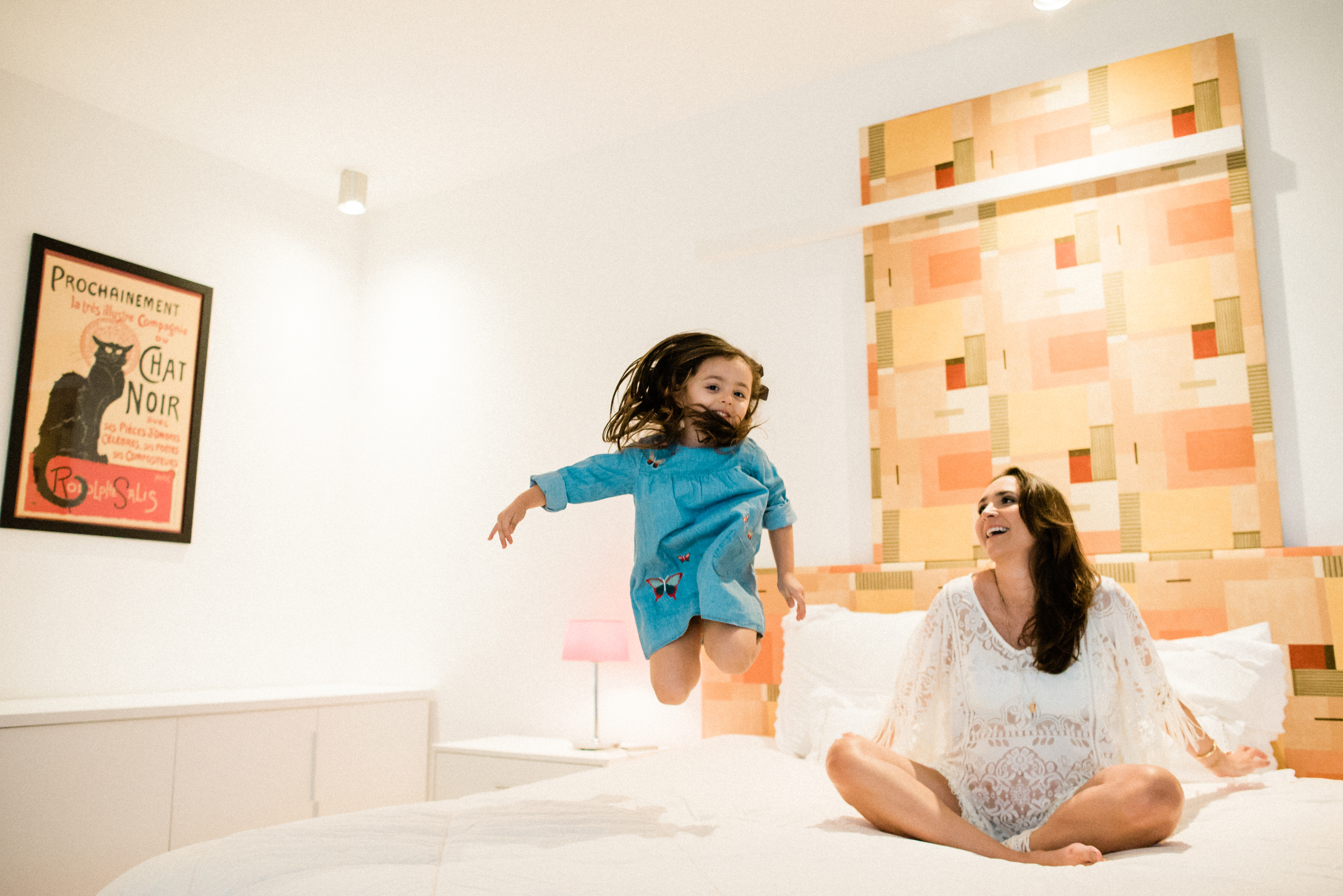 Ensaio fotografico gestante lifestyle em casa ensaio a domicilio book de gestante gestação mamãe mãe e filha meu mundo cor de rosa parto mamadeira chupeta fralda maternidade cesárea bebê newborn São Paulo fotógrafo álbum de gestante nome em trico