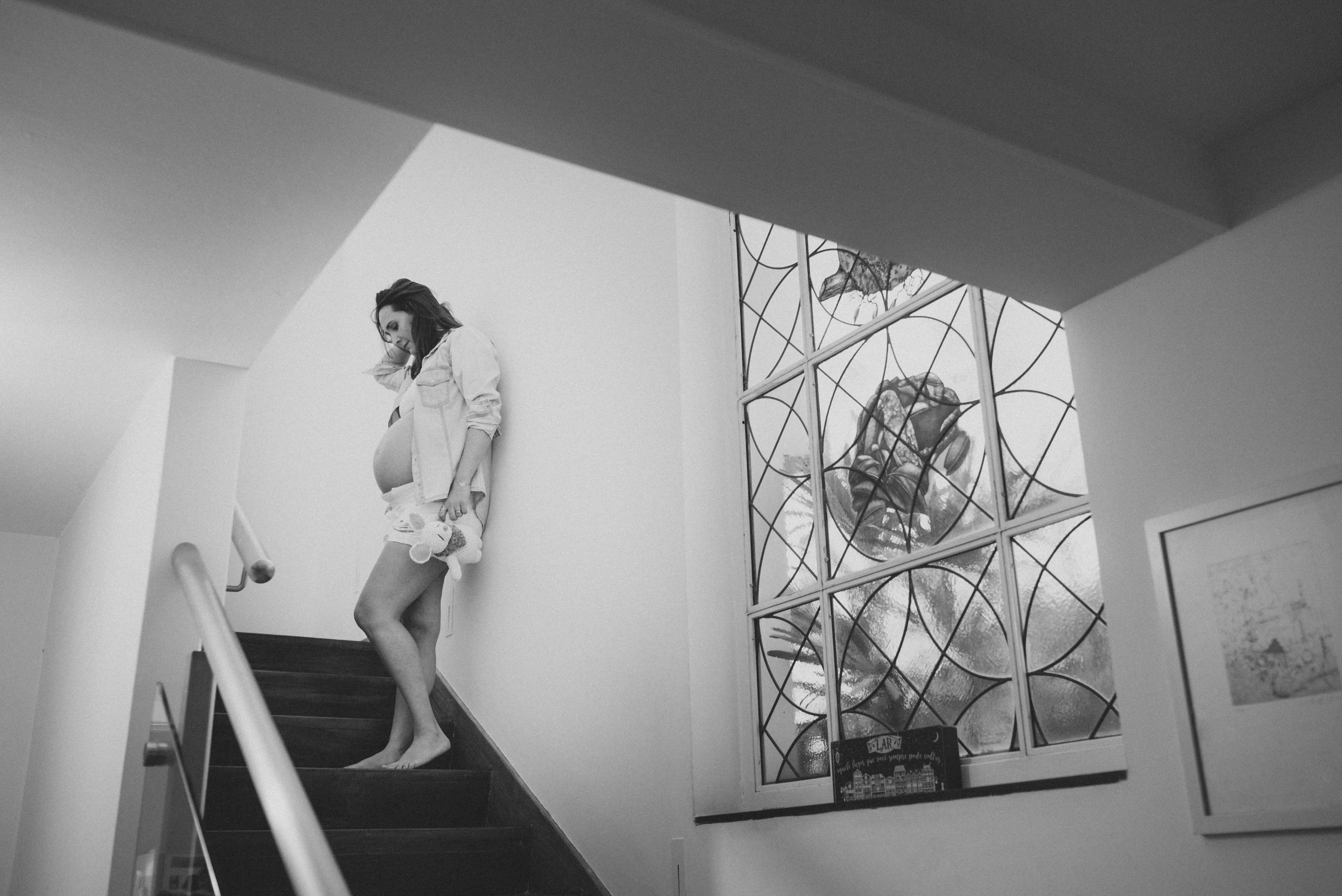 Ensaio fotografico gestante lifestyle em casa ensaio a domicilio book de gestante gestação mamãe mãe e filha meu mundo cor de rosa parto mamadeira chupeta fralda maternidade cesárea bebê newborn São Paulo fotógrafo álbum de gestante nome em trico