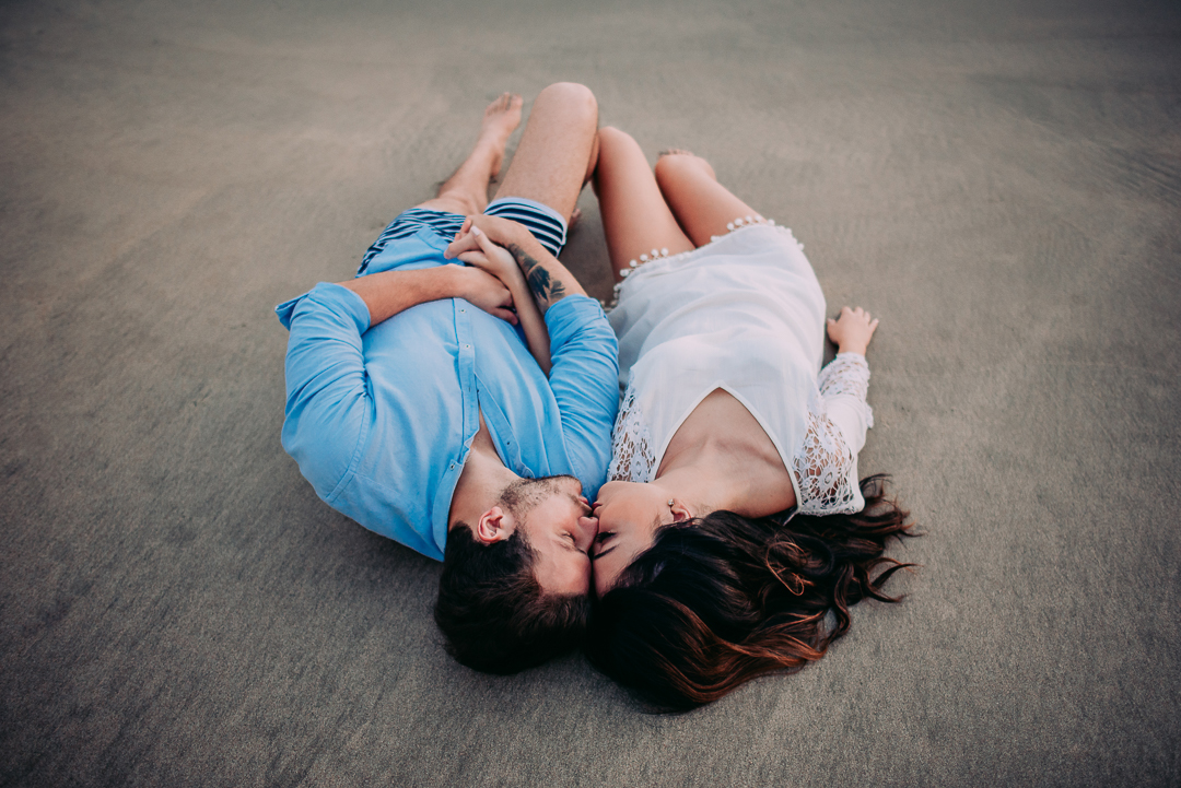 Ensaio na praia fotógrafo de casamento em são paulo ensaio casal ensaio pré wedding noiva noivo ensaio fotográfico mar areia praia montanha pousada hotel hostel amor love casamento buquê aliança vestido de casamento cerimônia festa