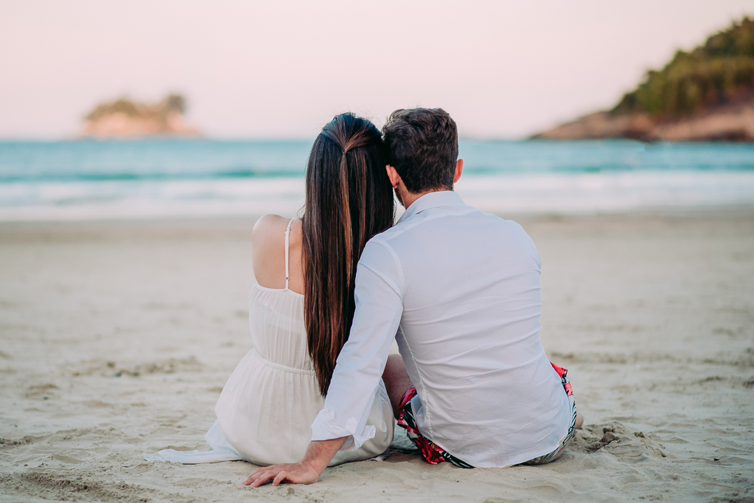 Ensaio na praia fotógrafo de casamento em são paulo ensaio casal ensaio pré wedding noiva noivo ensaio fotográfico mar areia praia montanha pousada hotel hostel amor love casamento buquê aliança vestido de casamento cerimônia festa