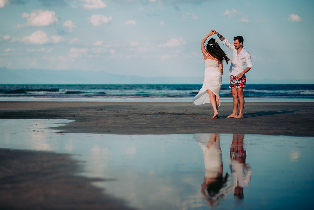 Ensaio na praia fotógrafo de casamento em são paulo ensaio casal ensaio pré wedding noiva noivo ensaio fotográfico mar areia praia montanha pousada hotel hostel amor love casamento buquê aliança vestido de casamento cerimônia festa