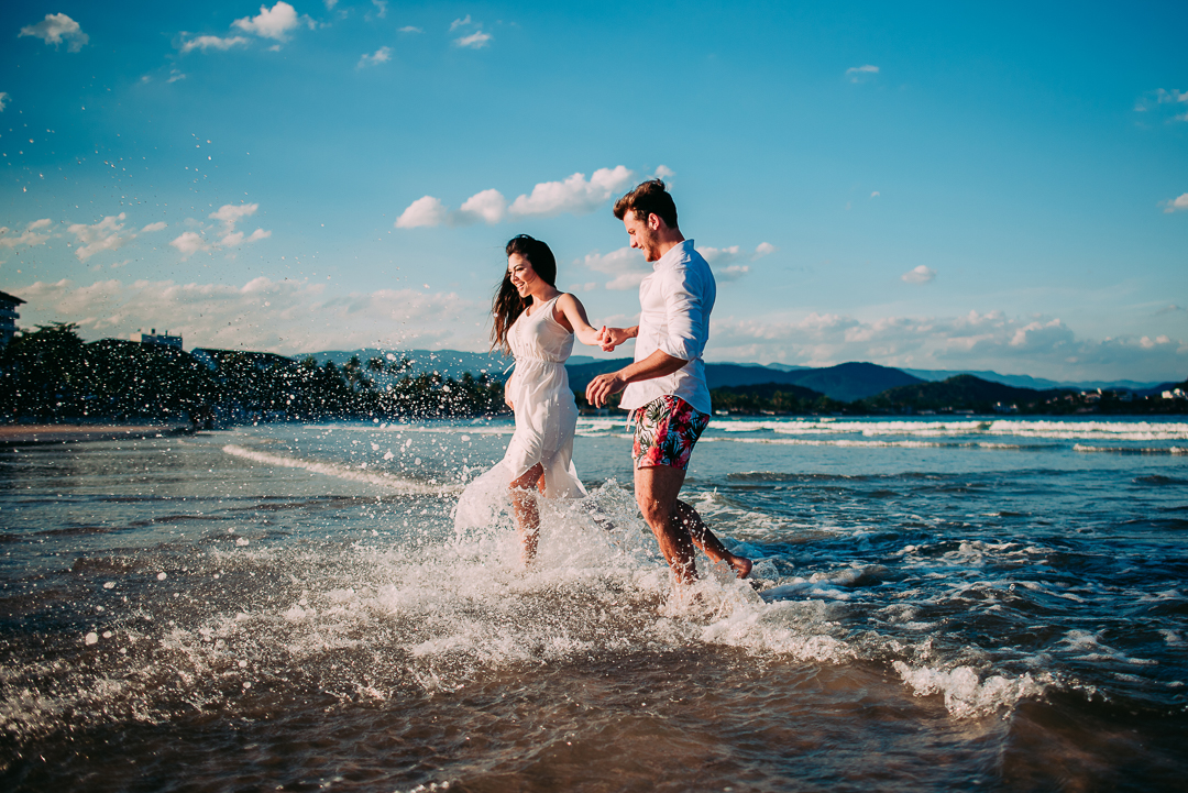 Ensaio na praia fotógrafo de casamento em são paulo ensaio casal ensaio pré wedding noiva noivo ensaio fotográfico mar areia praia montanha pousada hotel hostel amor love casamento buquê aliança vestido de casamento cerimônia festa