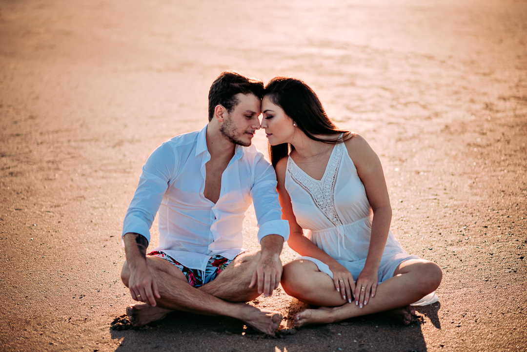 Ensaio na praia fotógrafo de casamento em são paulo ensaio casal ensaio pré wedding noiva noivo ensaio fotográfico mar areia praia montanha pousada hotel hostel amor love casamento buquê aliança vestido de casamento cerimônia festa