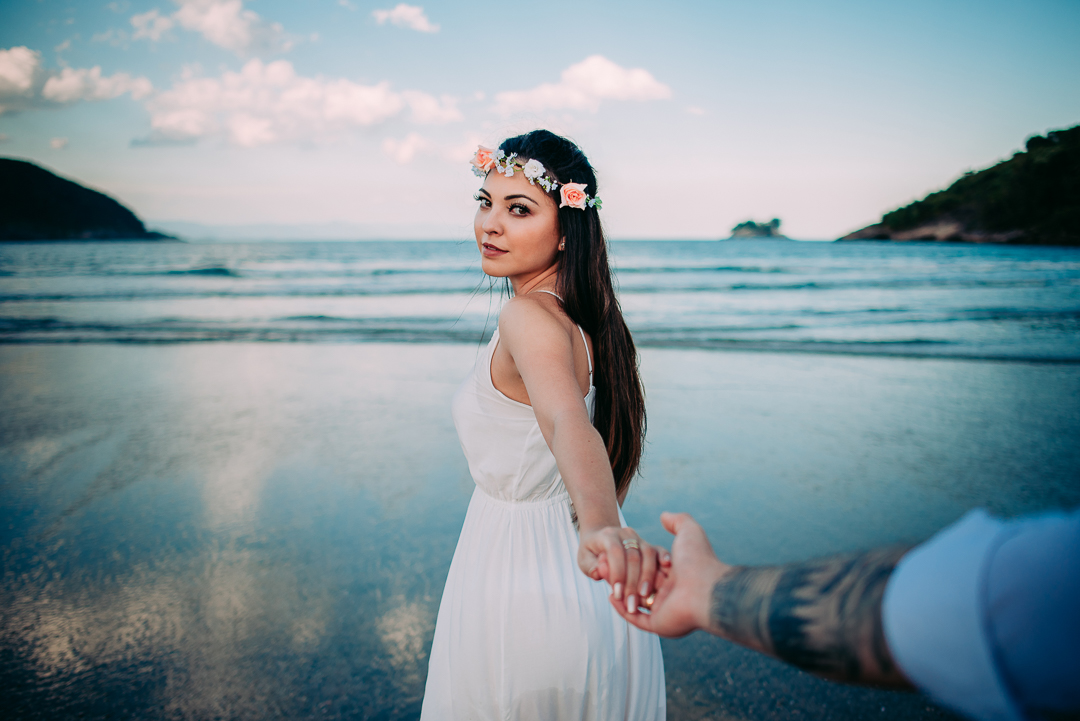 Ensaio na praia fotógrafo de casamento em são paulo ensaio casal ensaio pré wedding noiva noivo ensaio fotográfico mar areia praia montanha pousada hotel hostel amor love casamento buquê aliança vestido de casamento cerimônia festa