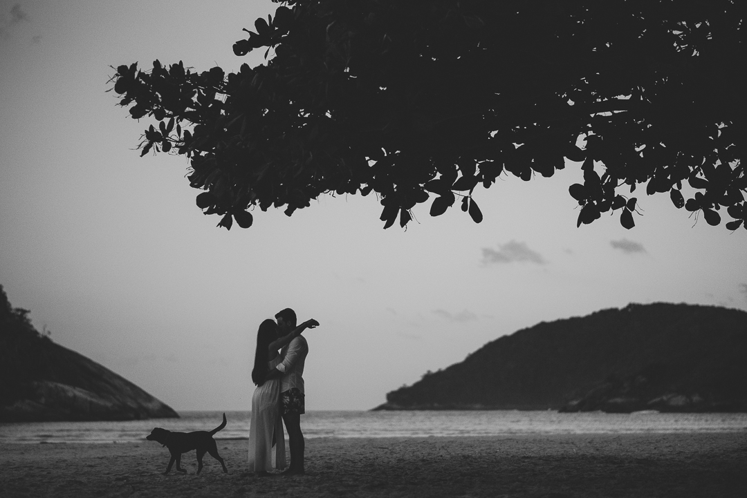 Ensaio na praia fotógrafo de casamento em são paulo ensaio casal ensaio pré wedding noiva noivo ensaio fotográfico mar areia praia montanha pousada hotel hostel amor love casamento buquê aliança vestido de casamento cerimônia festa