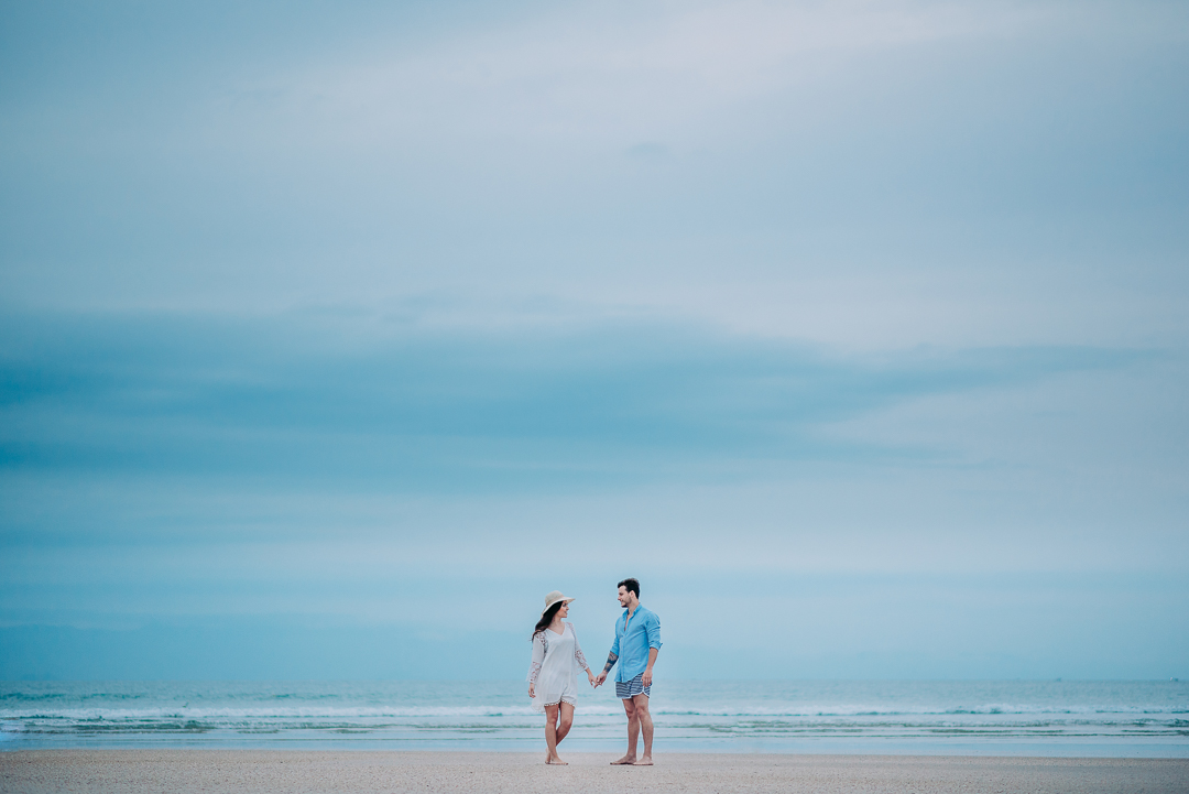Ensaio na praia fotógrafo de casamento em são paulo ensaio casal ensaio pré wedding noiva noivo ensaio fotográfico mar areia praia montanha pousada hotel hostel amor love casamento buquê aliança vestido de casamento cerimônia festa